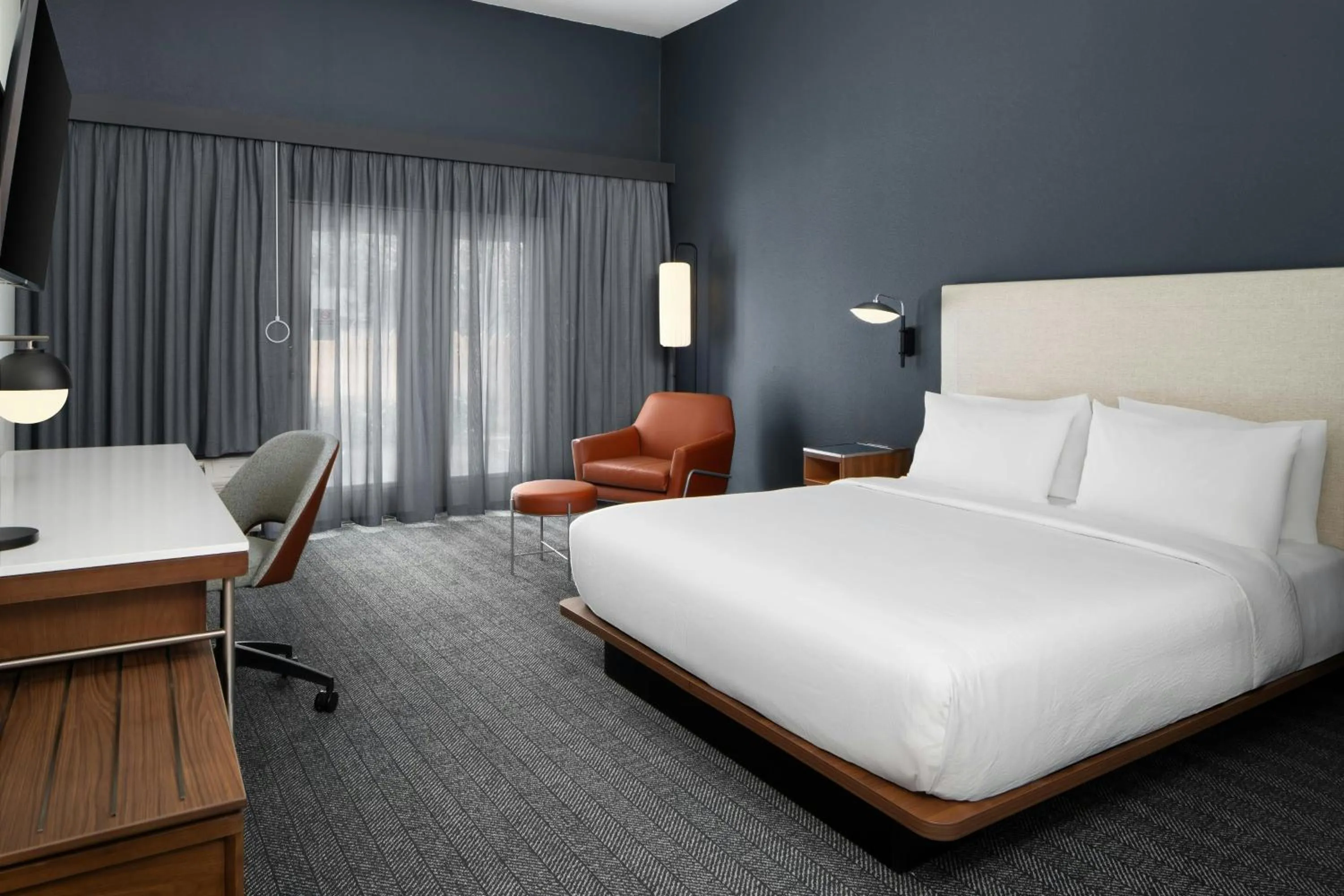 Photo of the whole room, Bed in Courtyard Chesapeake Greenbrier