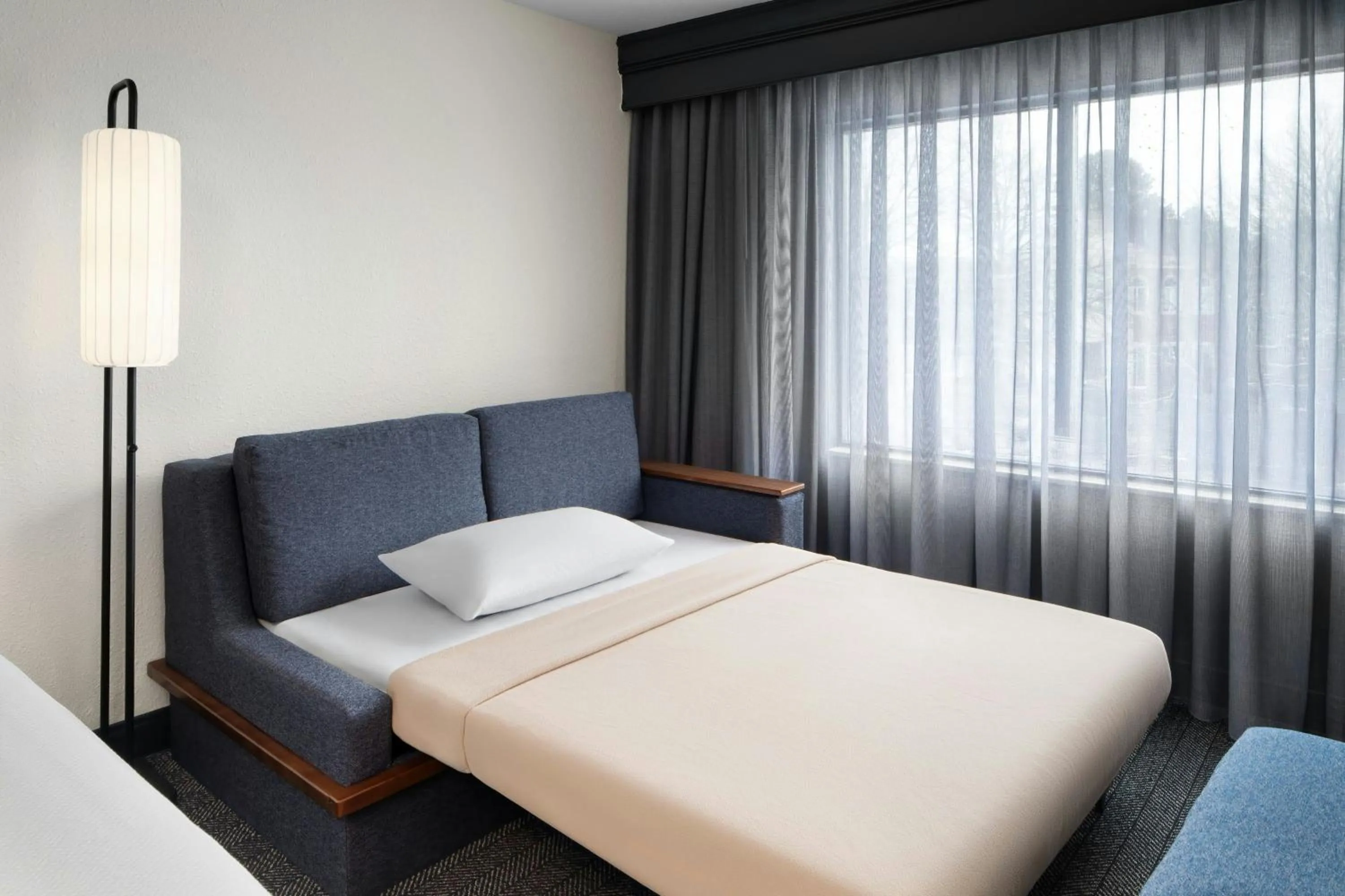 Photo of the whole room, Bed in Courtyard Chesapeake Greenbrier