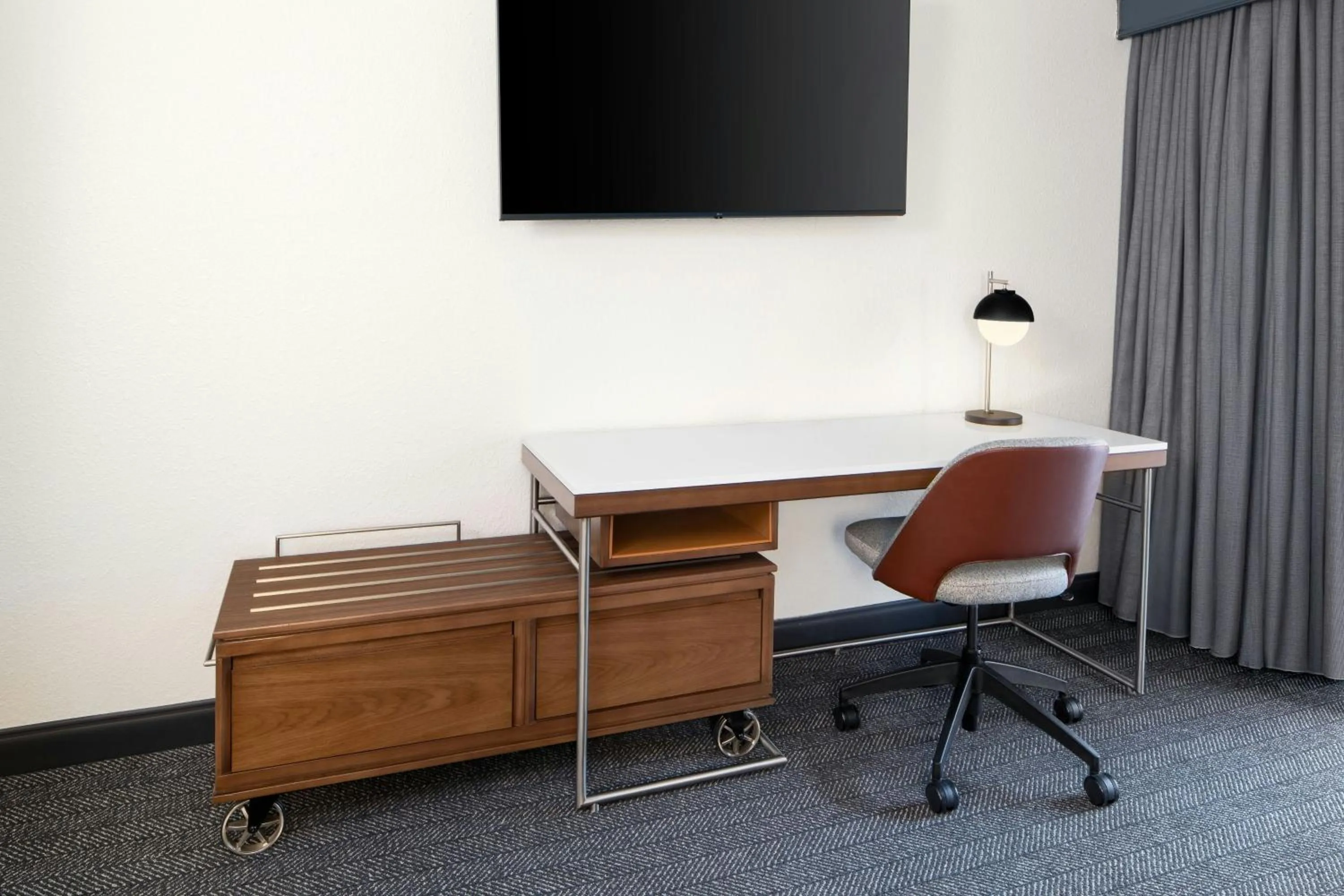 Photo of the whole room in Courtyard Chesapeake Greenbrier