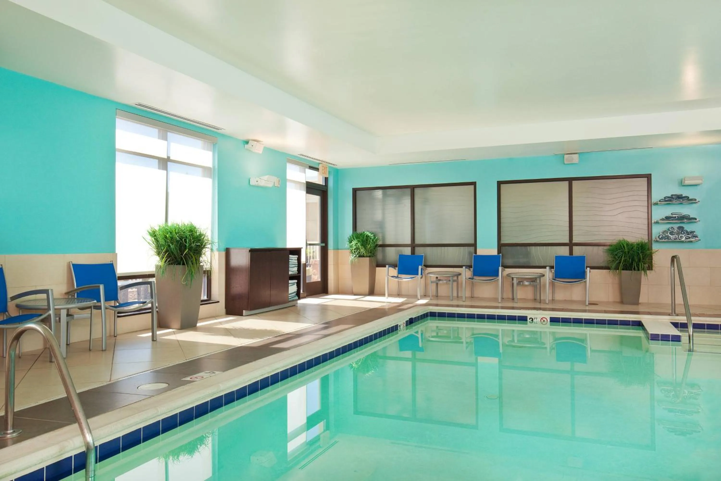 Swimming pool in SpringHill Suites Chesapeake Greenbrier
