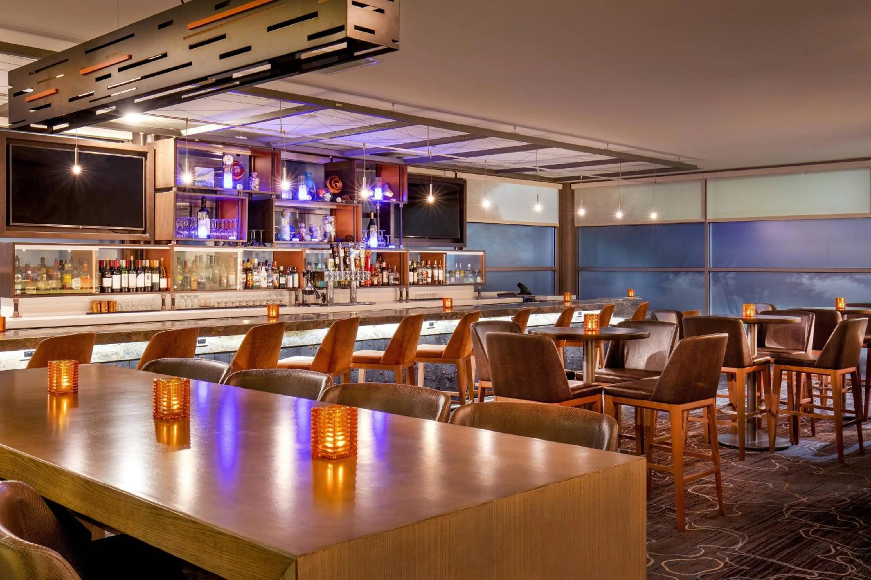 Lounge or bar in Delta Hotels by Marriott Chesapeake Norfolk
