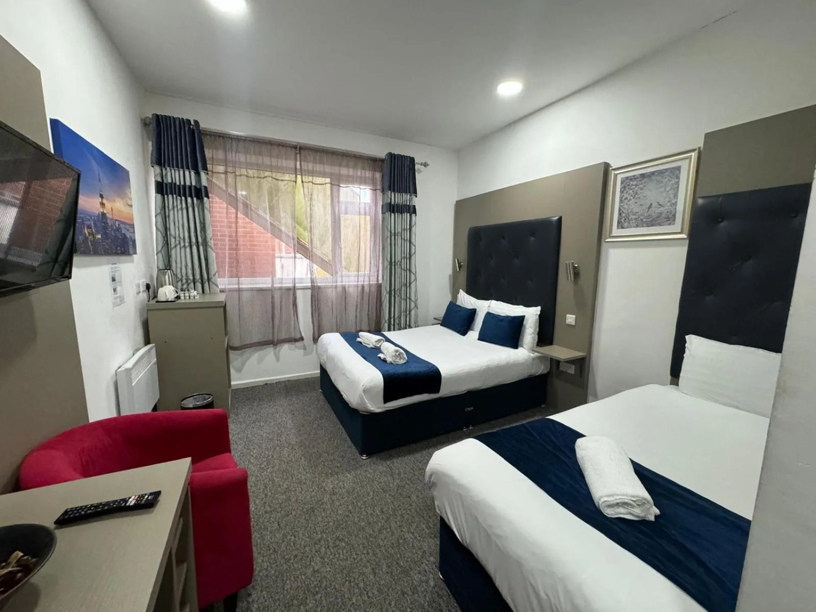 Bedroom, Bed in Abbey Hotel