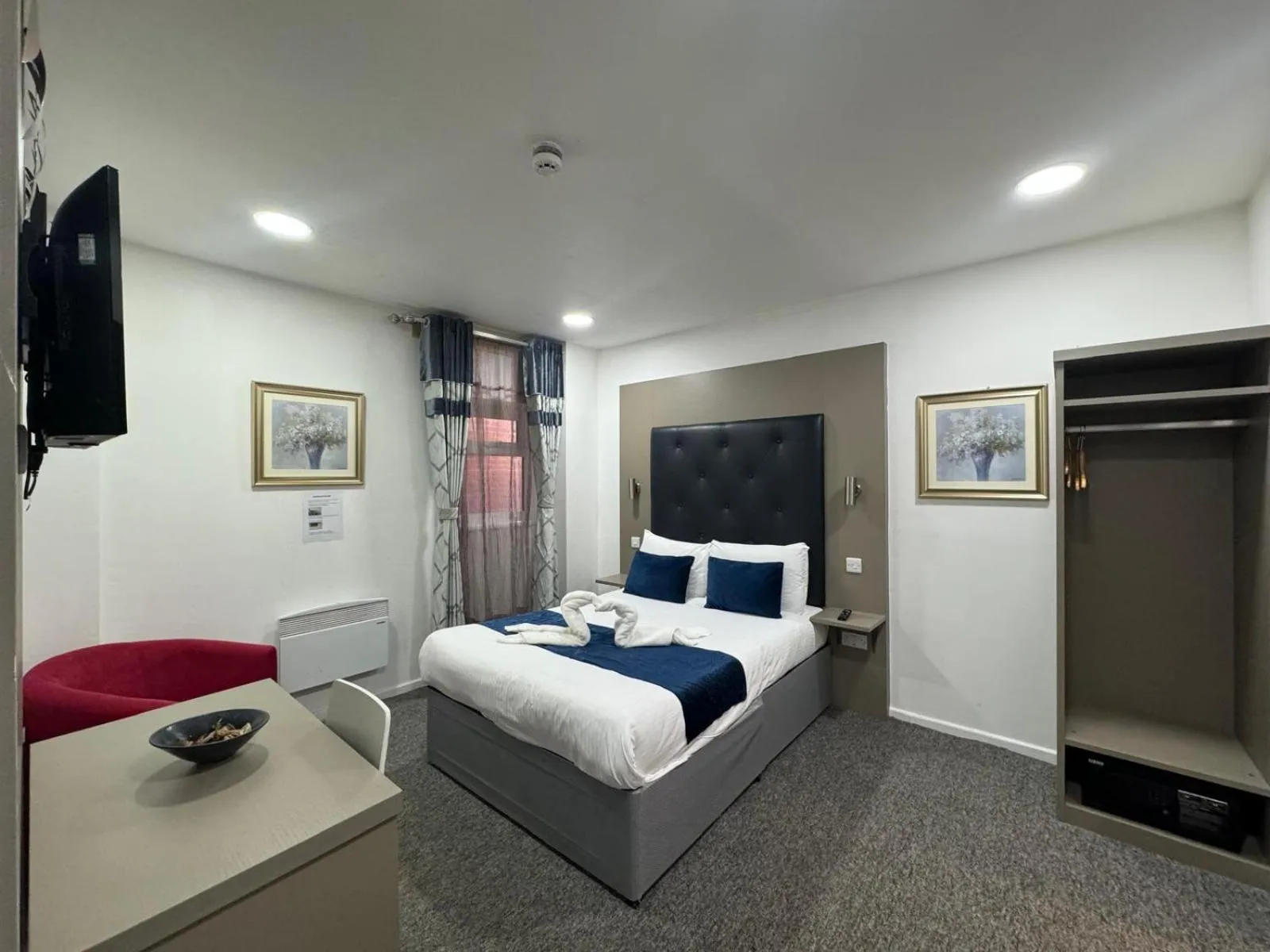 Bedroom, Bed in Abbey Hotel