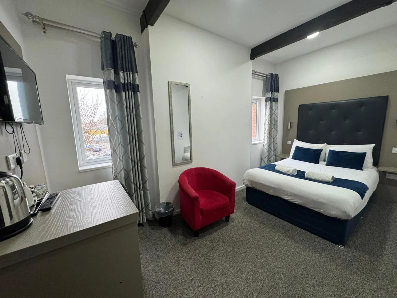 Bedroom, Bed in Abbey Hotel