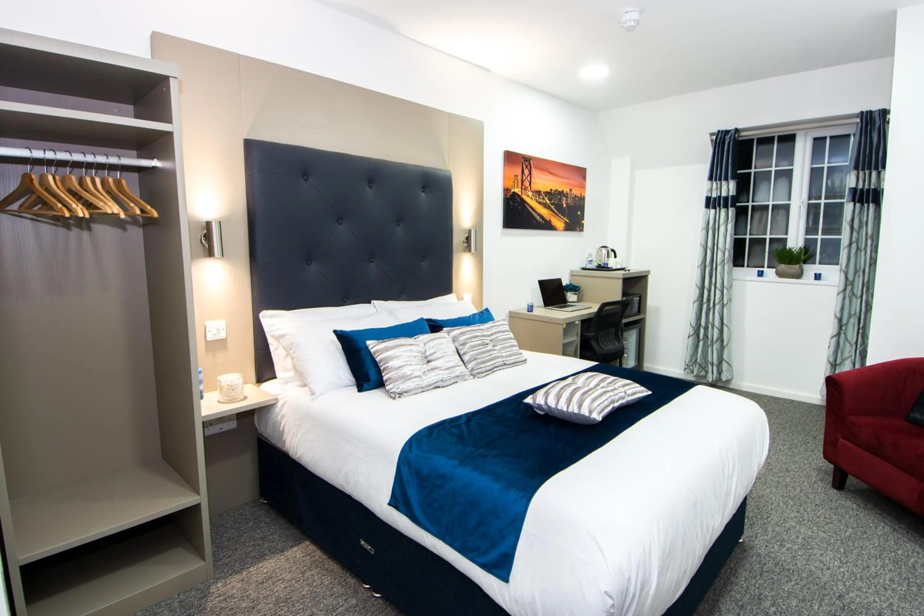 Bedroom, Bed in Abbey Hotel