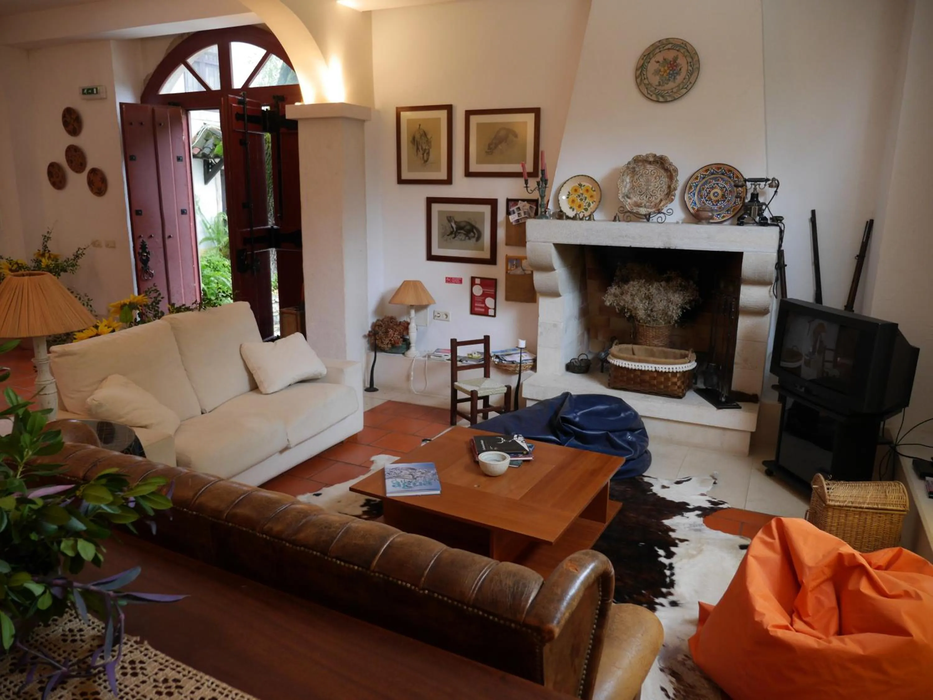 Communal lounge/ TV room in Casa Dos Arrabidos