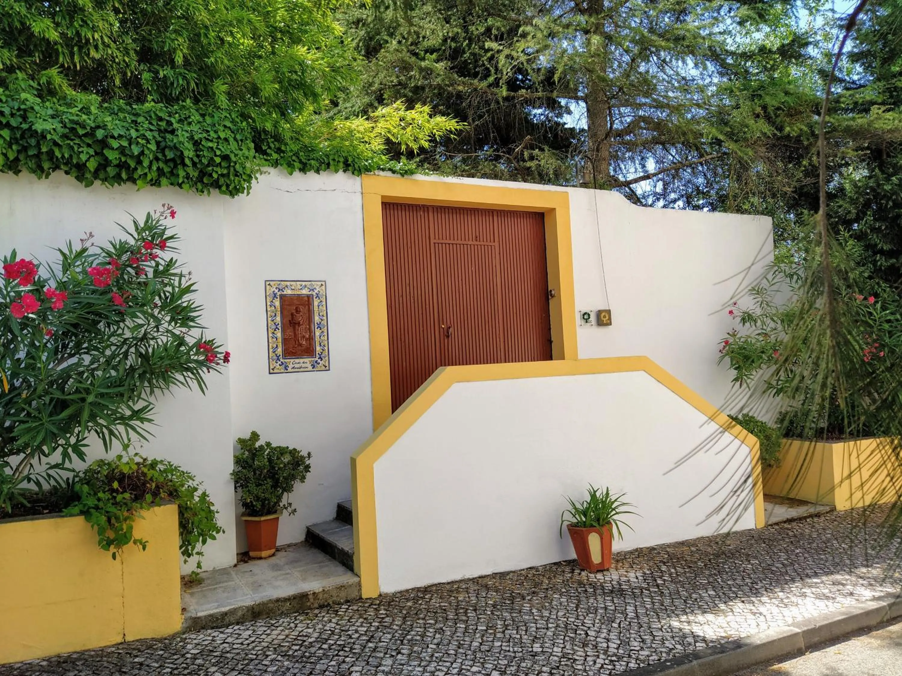 Facade/entrance in Casa Dos Arrabidos