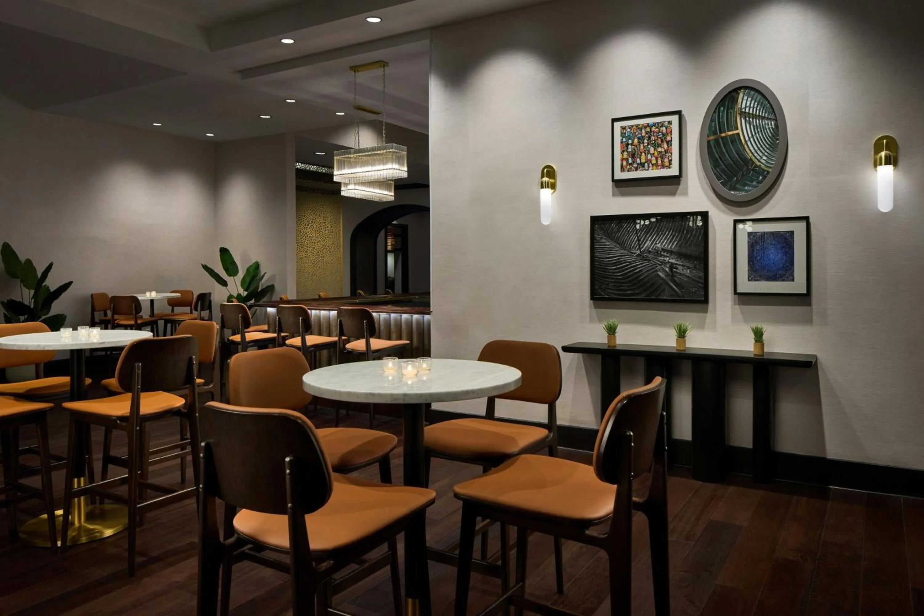 Lounge or bar in Renaissance Portsmouth-Norfolk Waterfront Hotel