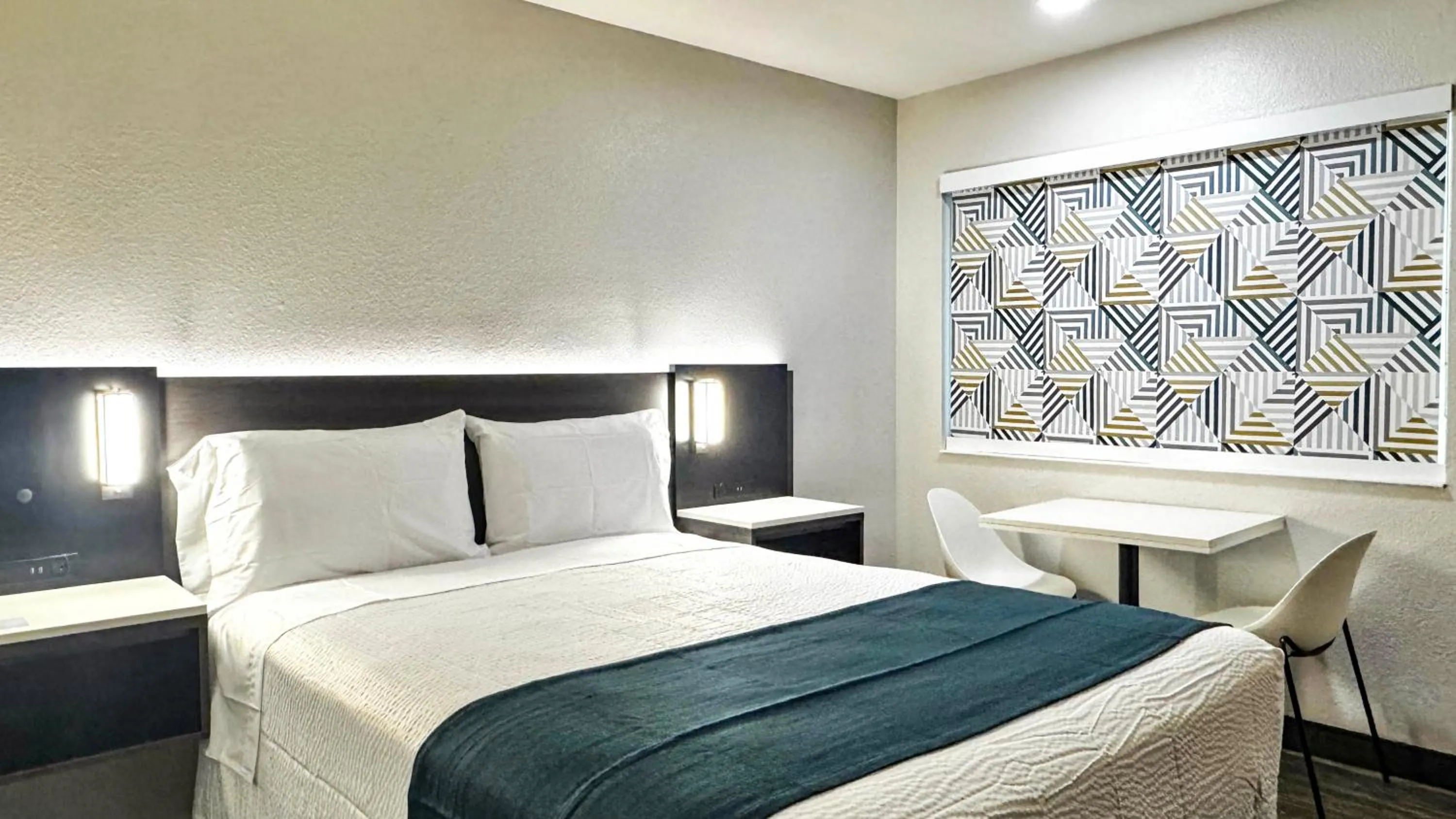 Bedroom, Bed in Motel 6-Atascadero, CA