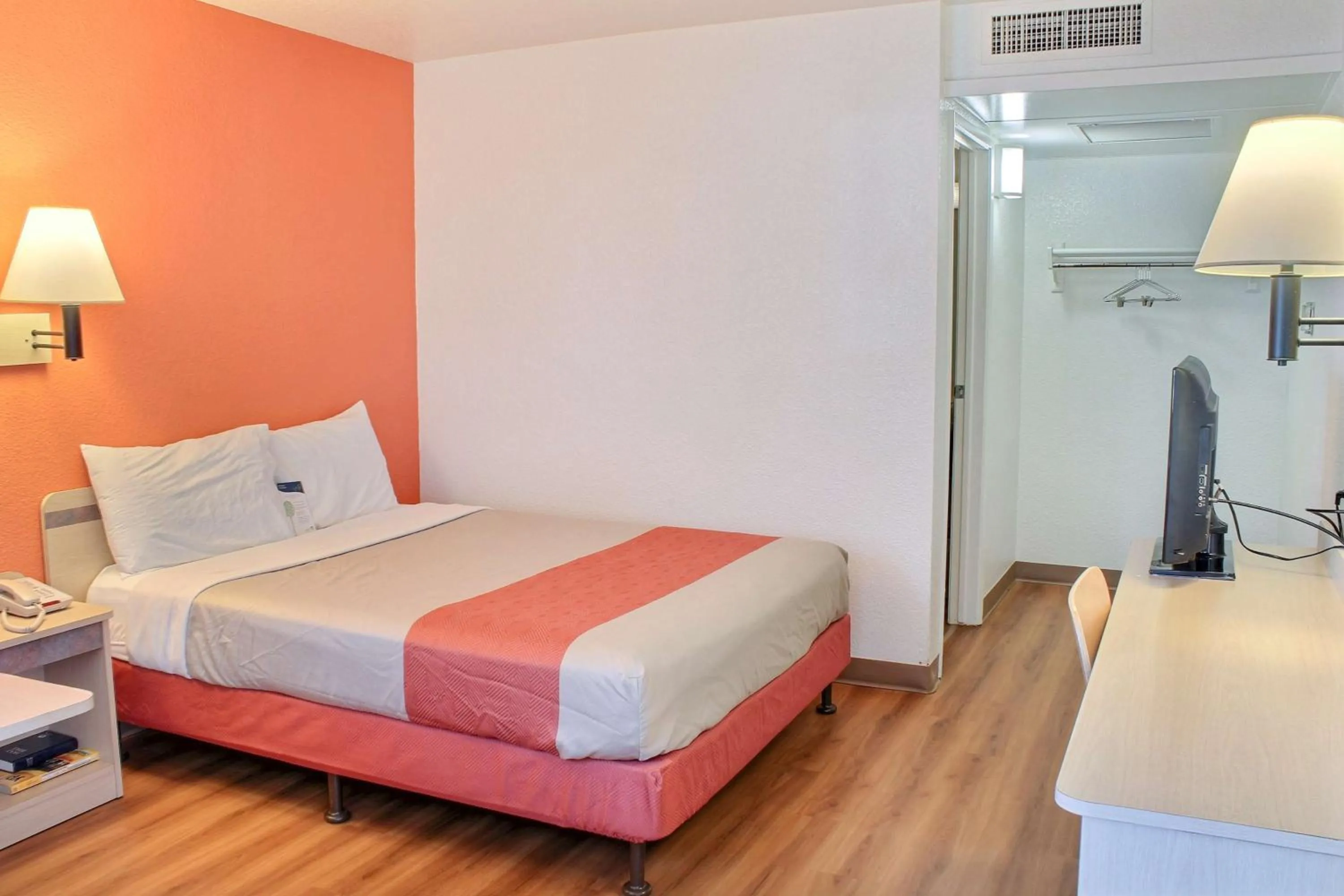 TV and multimedia, Bed in Motel 6-Atascadero, CA