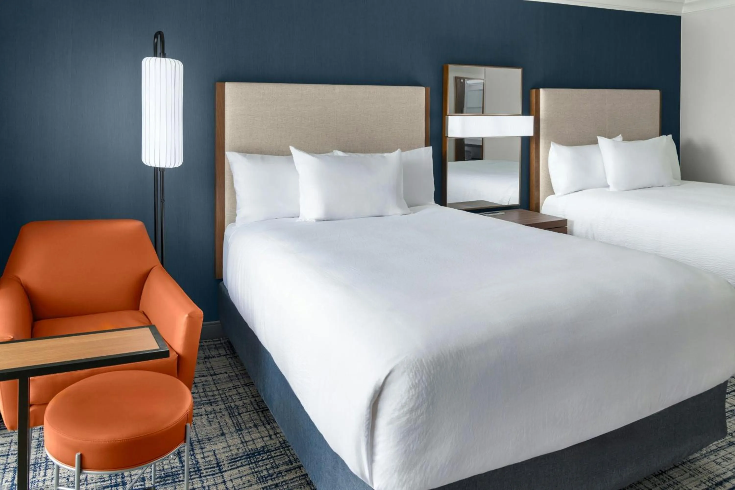 Photo of the whole room, Bed in Courtyard Palo Alto Los Altos