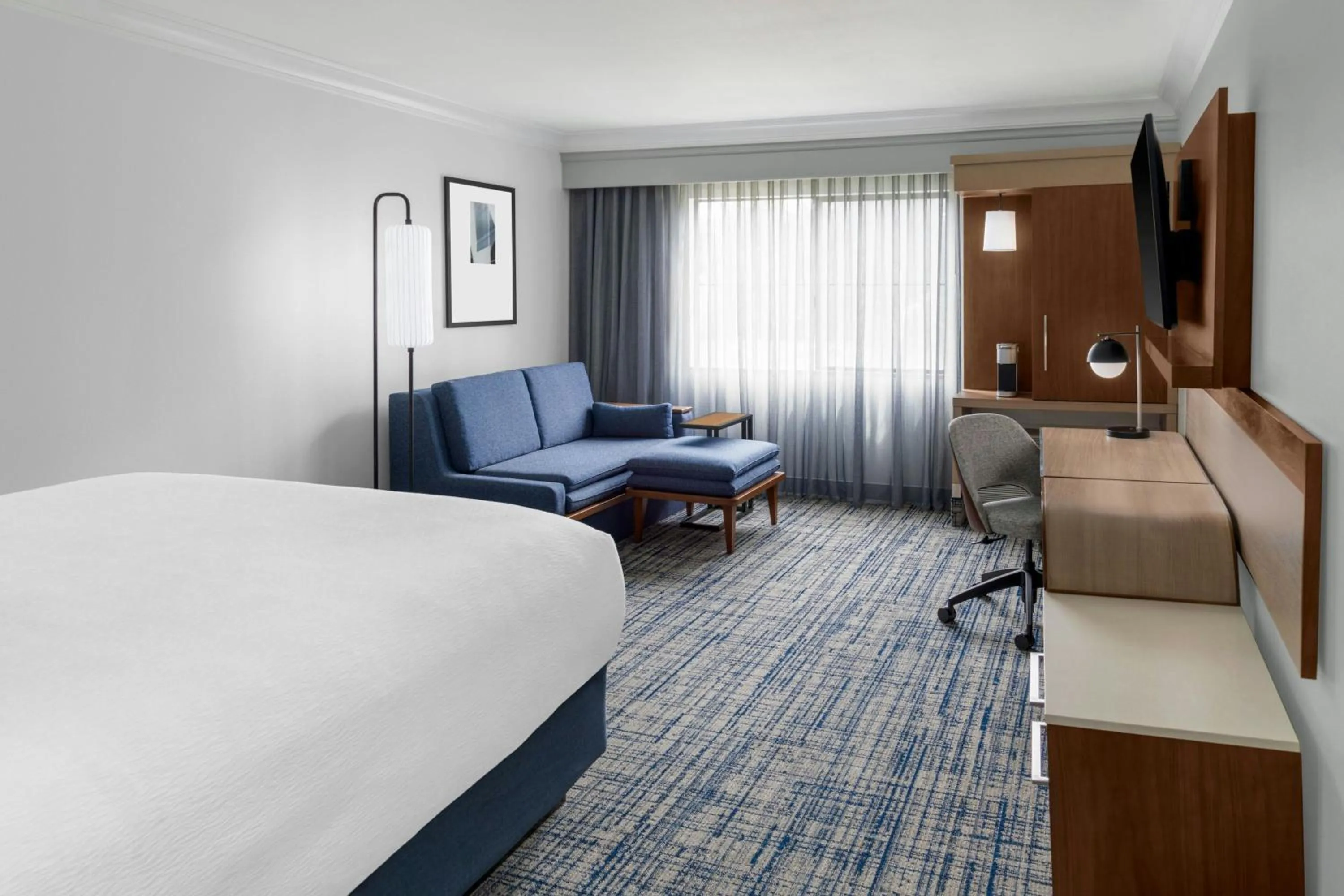 Photo of the whole room, Bed in Courtyard Palo Alto Los Altos