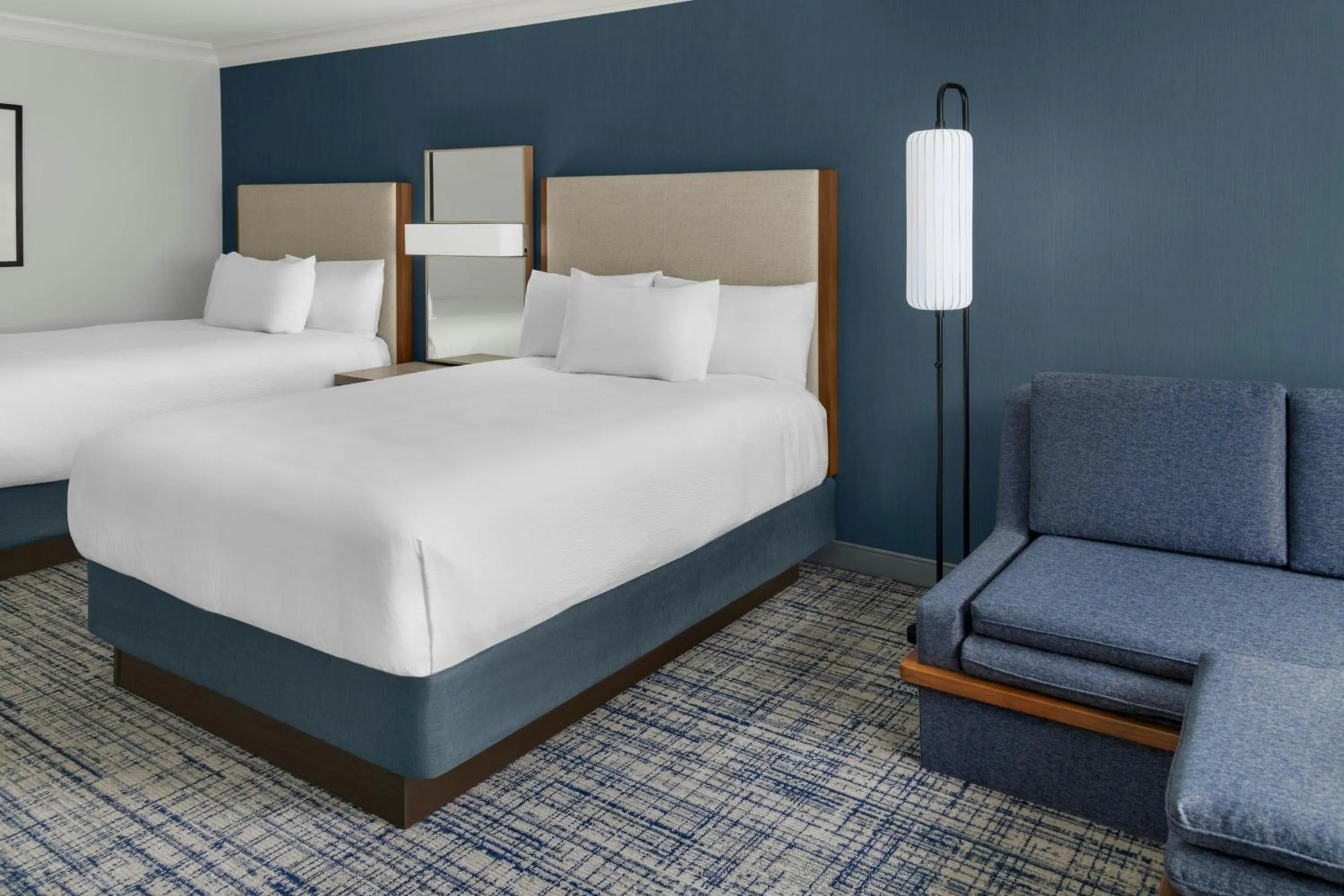 Photo of the whole room, Bed in Courtyard Palo Alto Los Altos