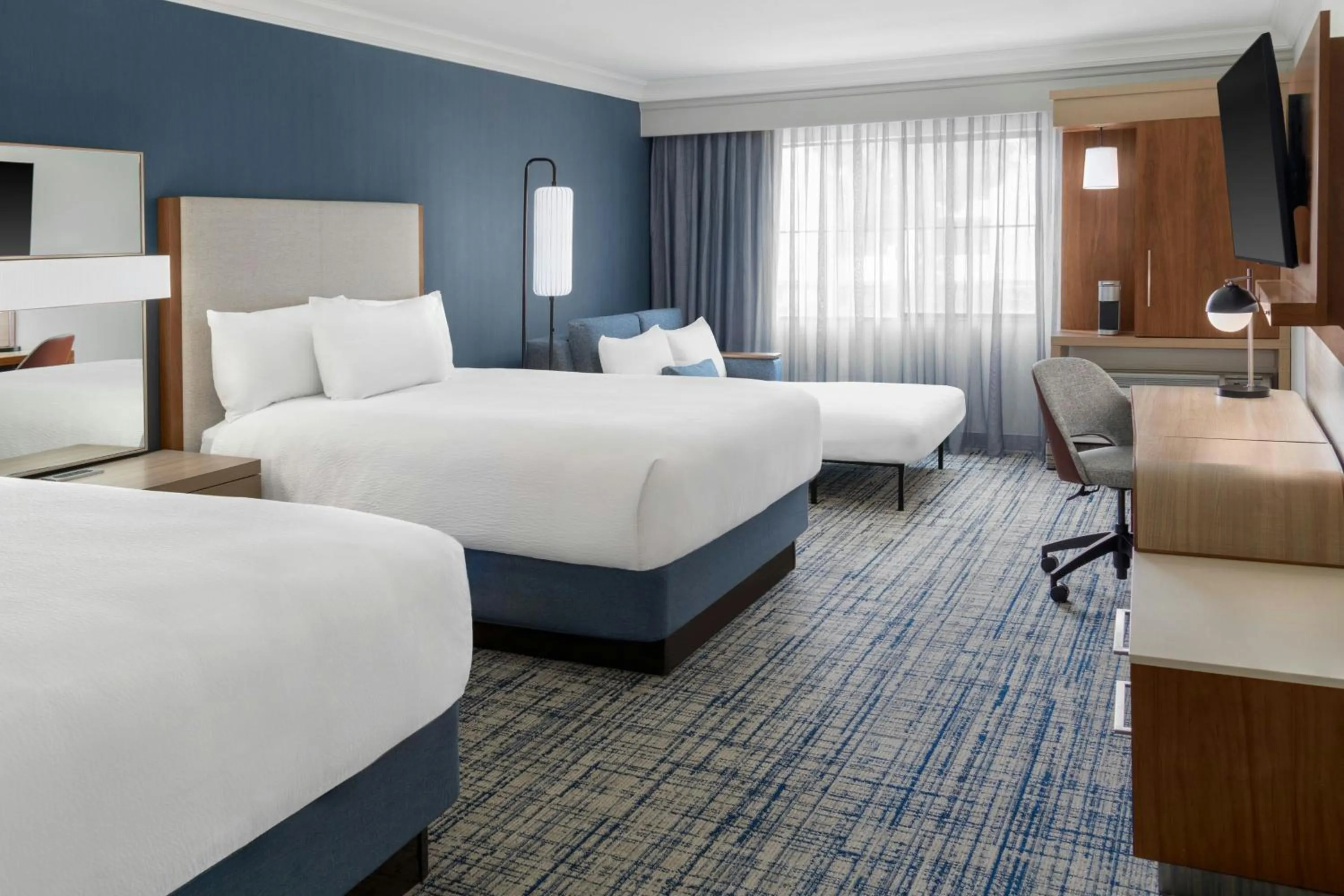 Photo of the whole room, Bed in Courtyard Palo Alto Los Altos