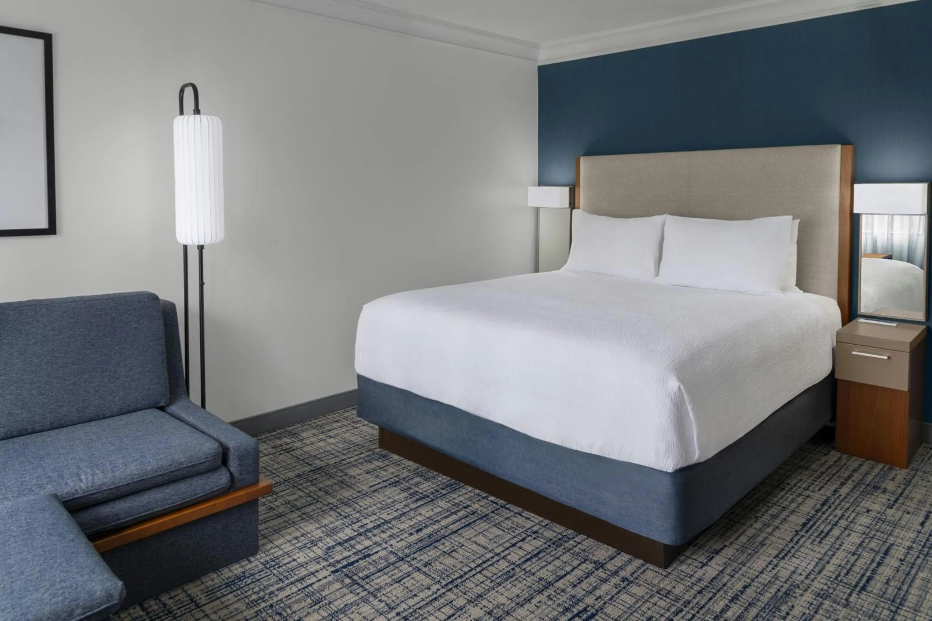 Photo of the whole room, Bed in Courtyard Palo Alto Los Altos