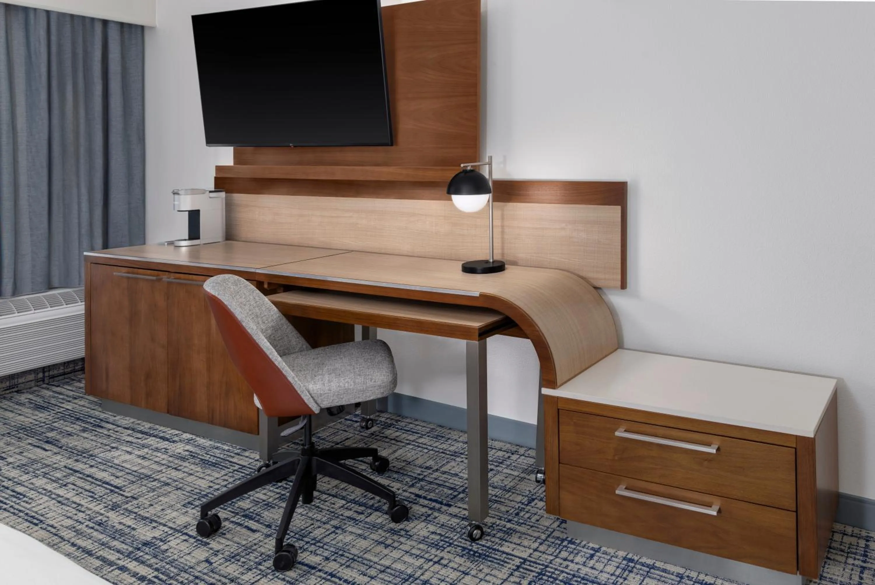 TV and multimedia in Courtyard Palo Alto Los Altos