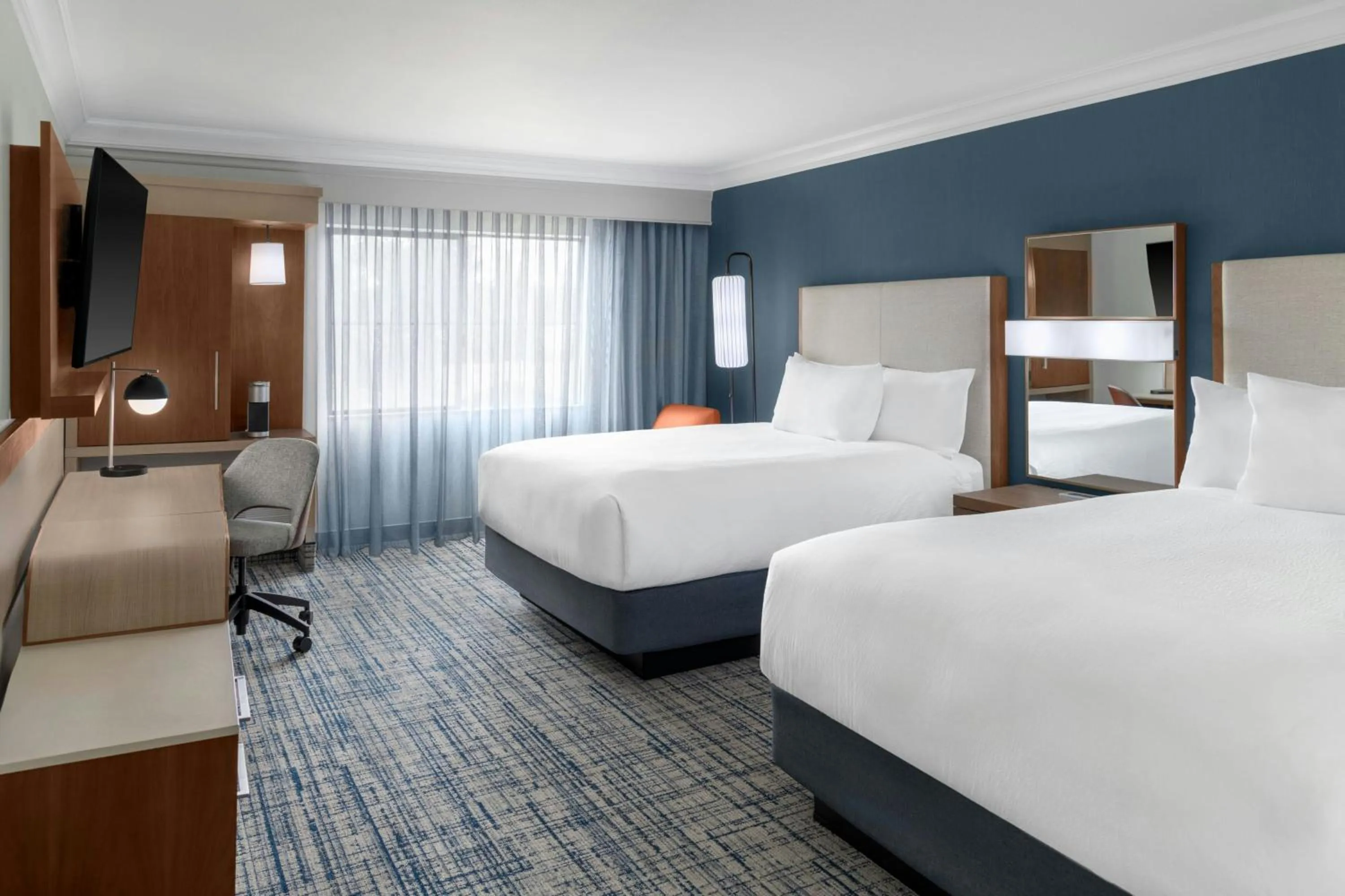 Photo of the whole room, Bed in Courtyard Palo Alto Los Altos