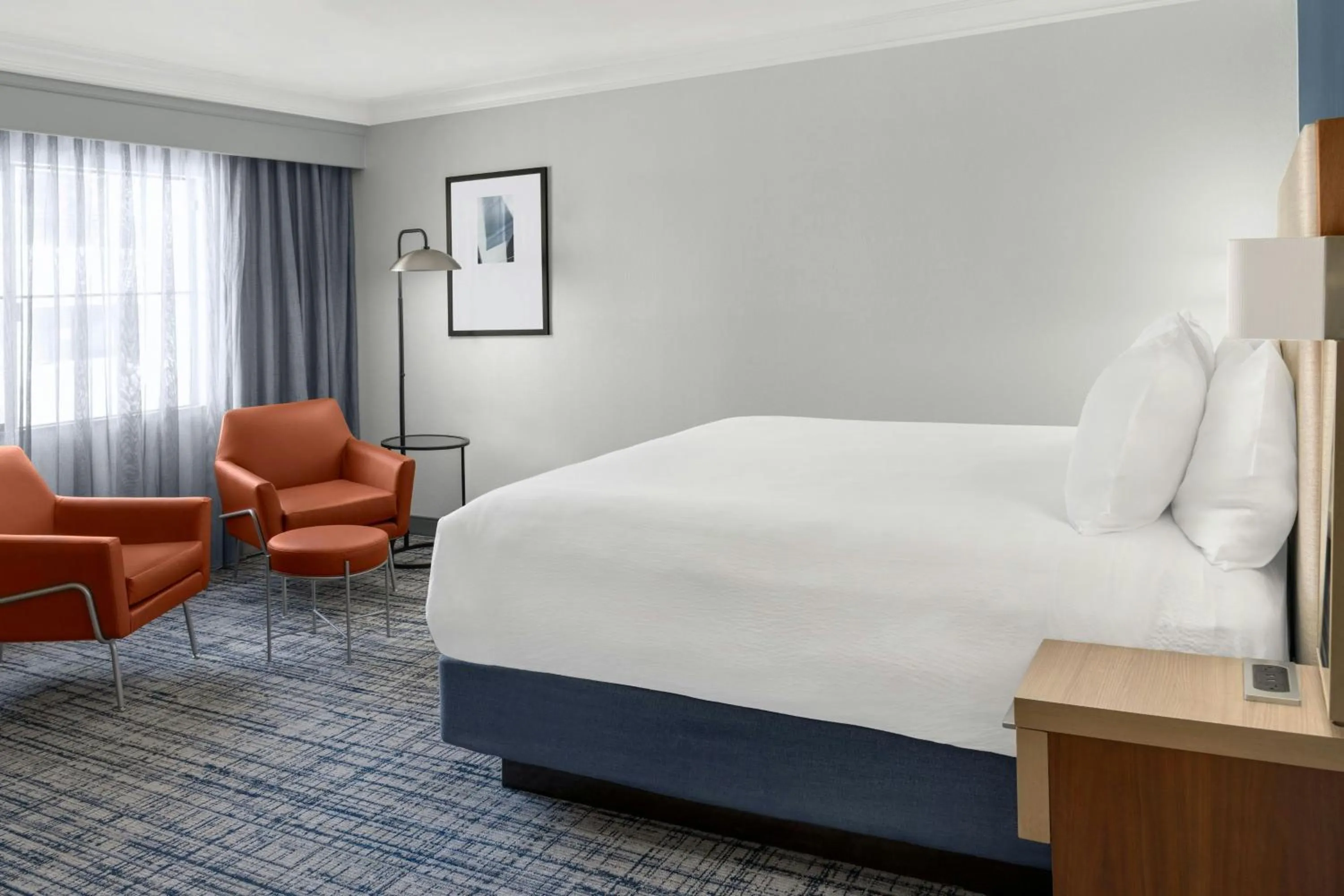 Photo of the whole room, Bed in Courtyard Palo Alto Los Altos