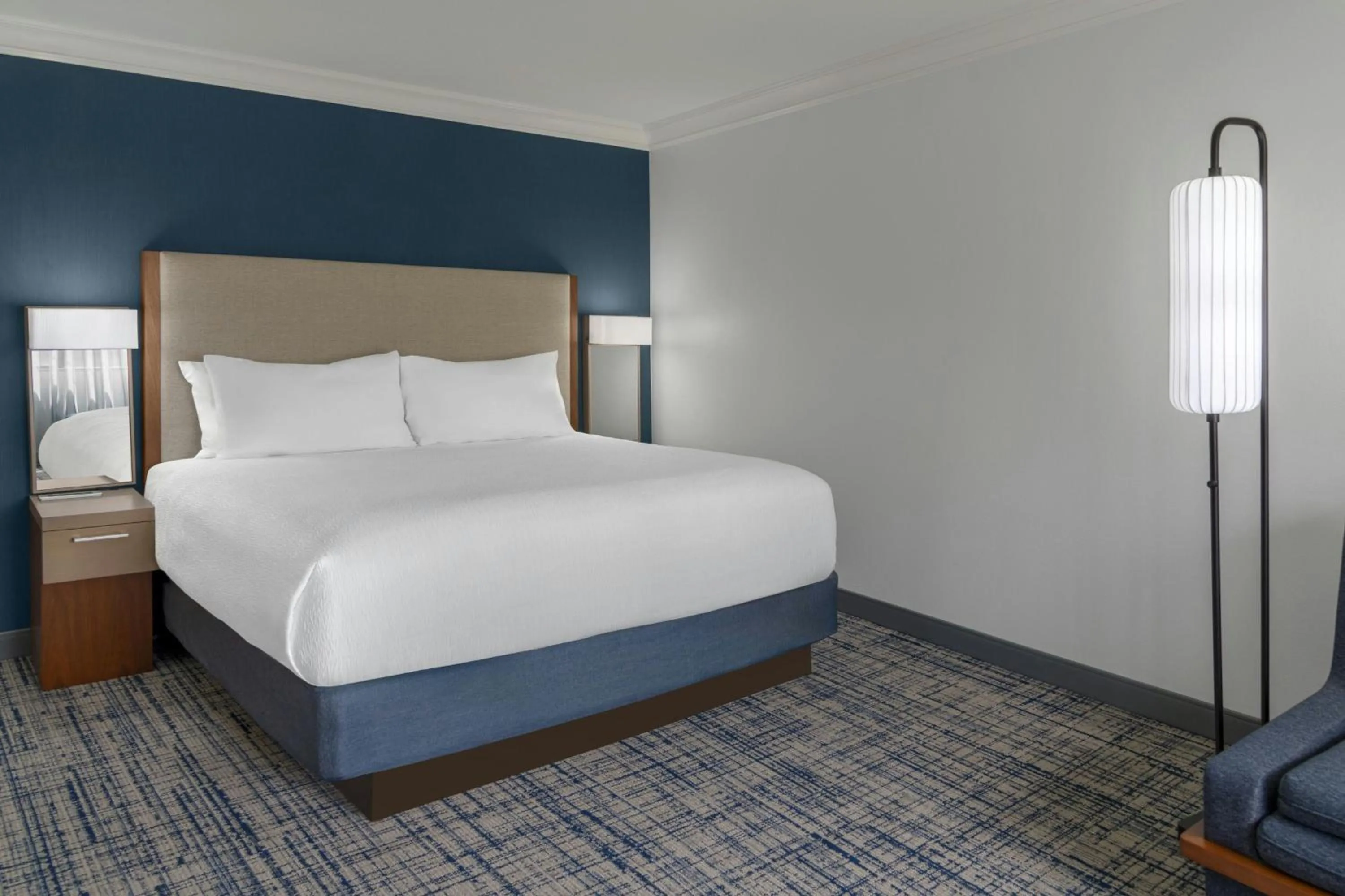 Photo of the whole room, Bed in Courtyard Palo Alto Los Altos