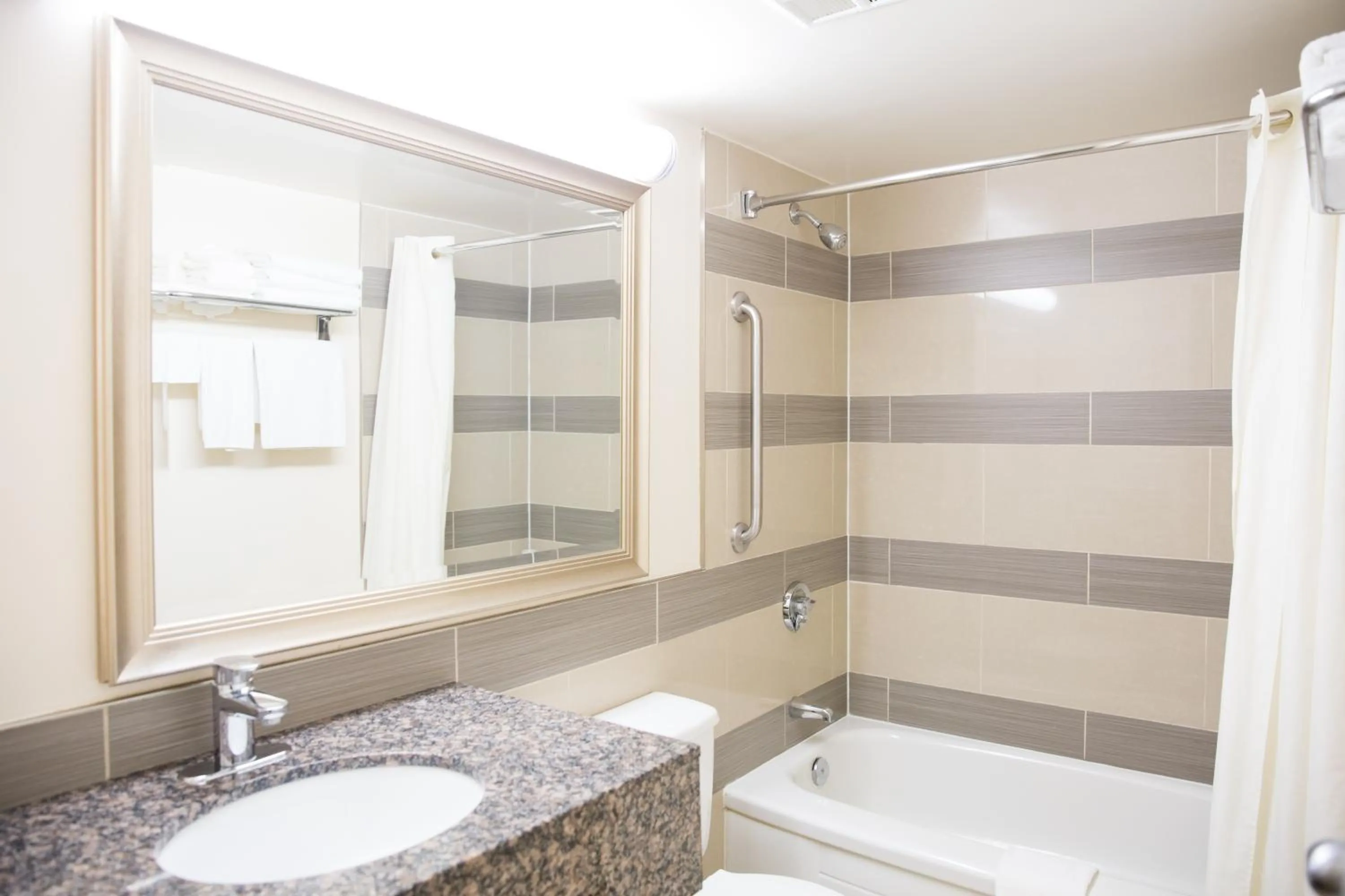 Shower in Admiral Inn Hamilton