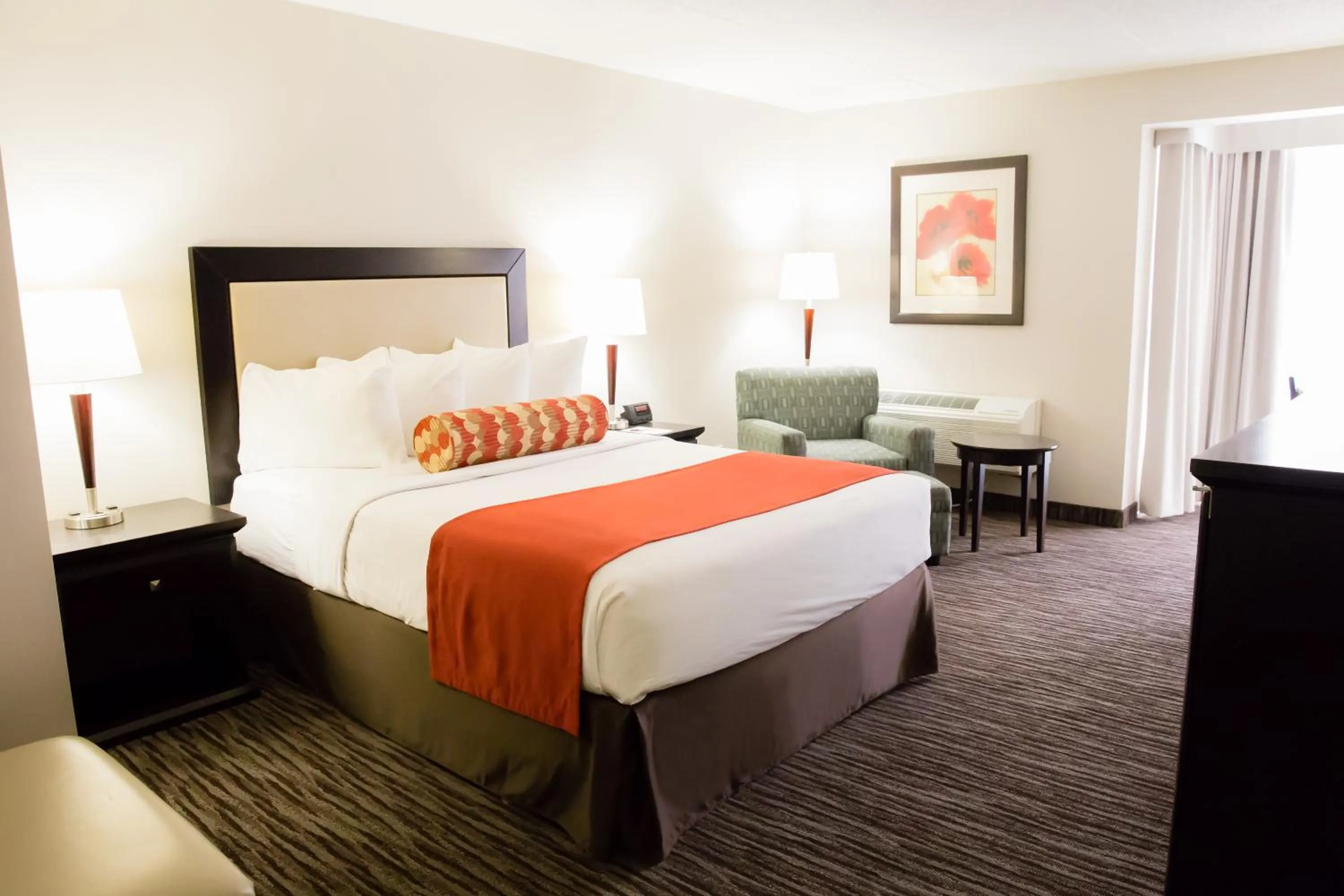 Bed in Admiral Inn Hamilton