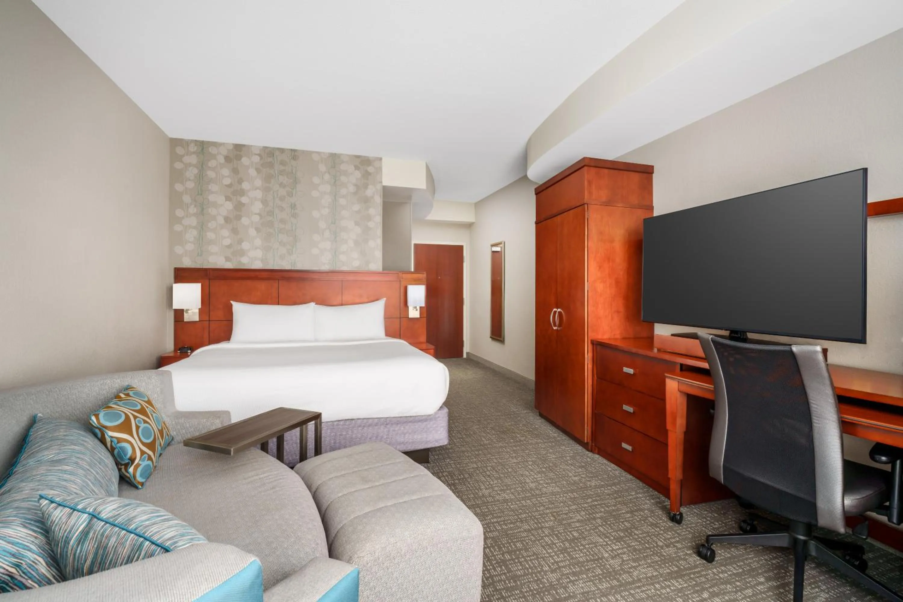 Guests, Bed in Courtyard by Marriott Stuart