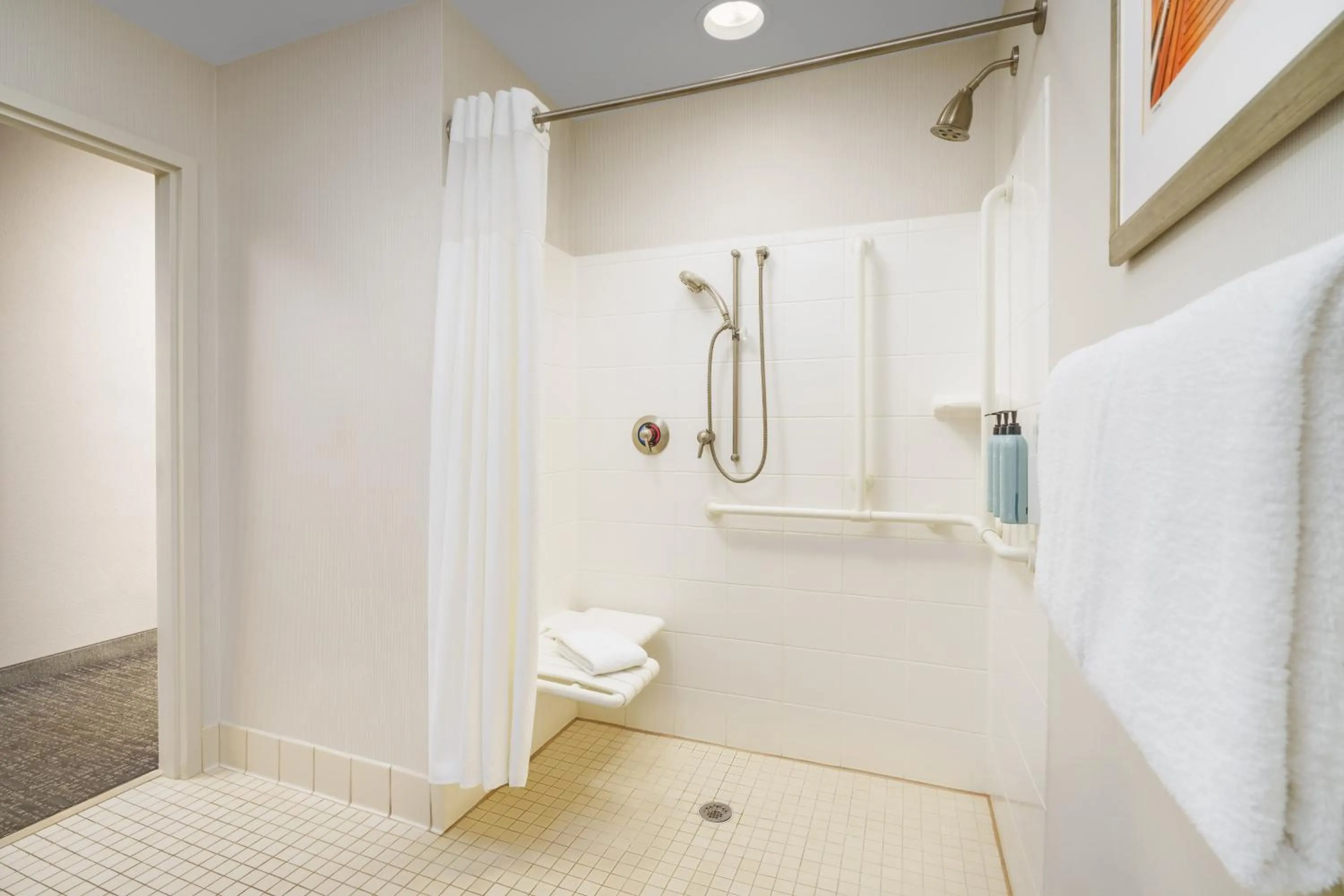 Bathroom in Courtyard by Marriott Stuart