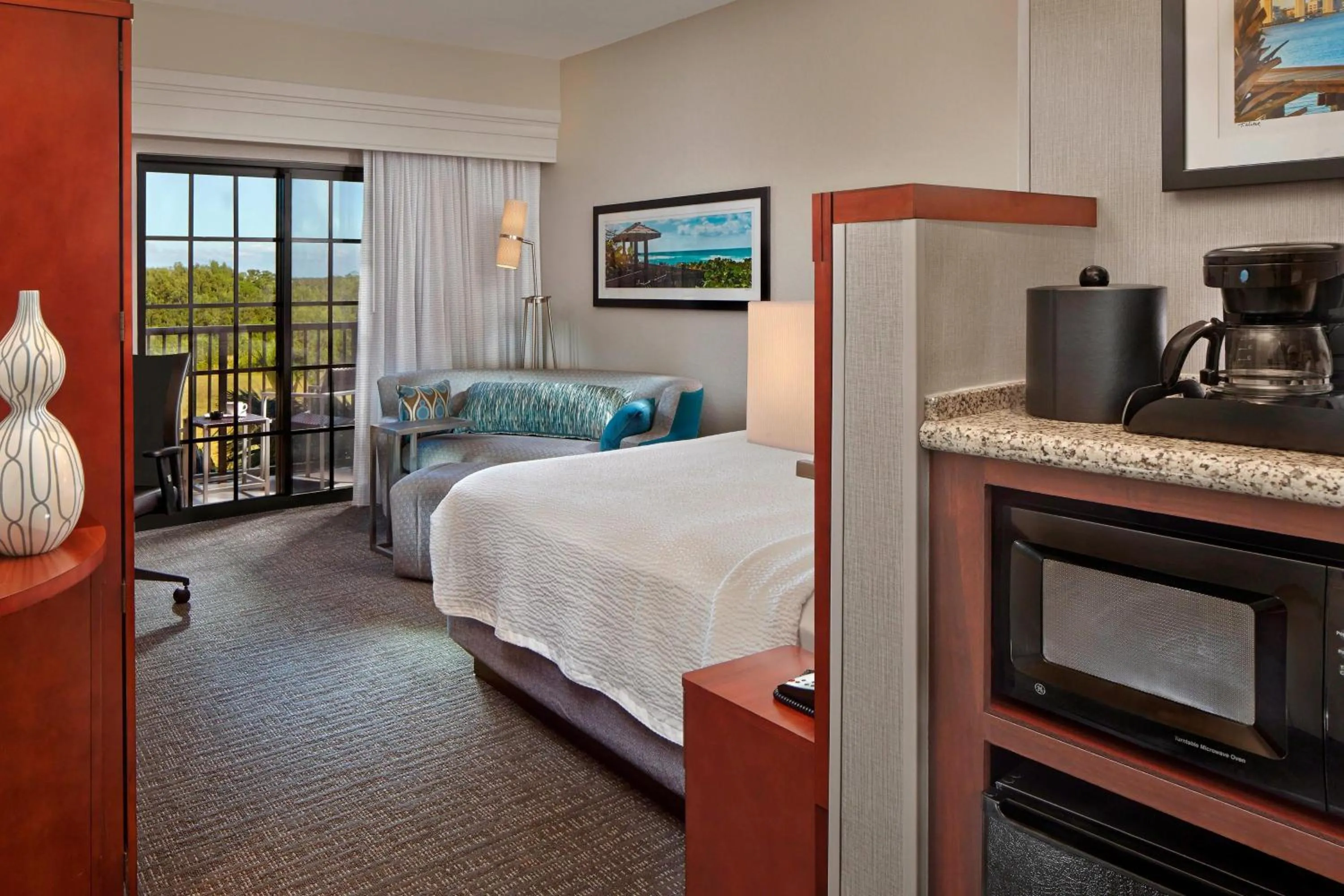 Photo of the whole room, Bed in Courtyard by Marriott Stuart