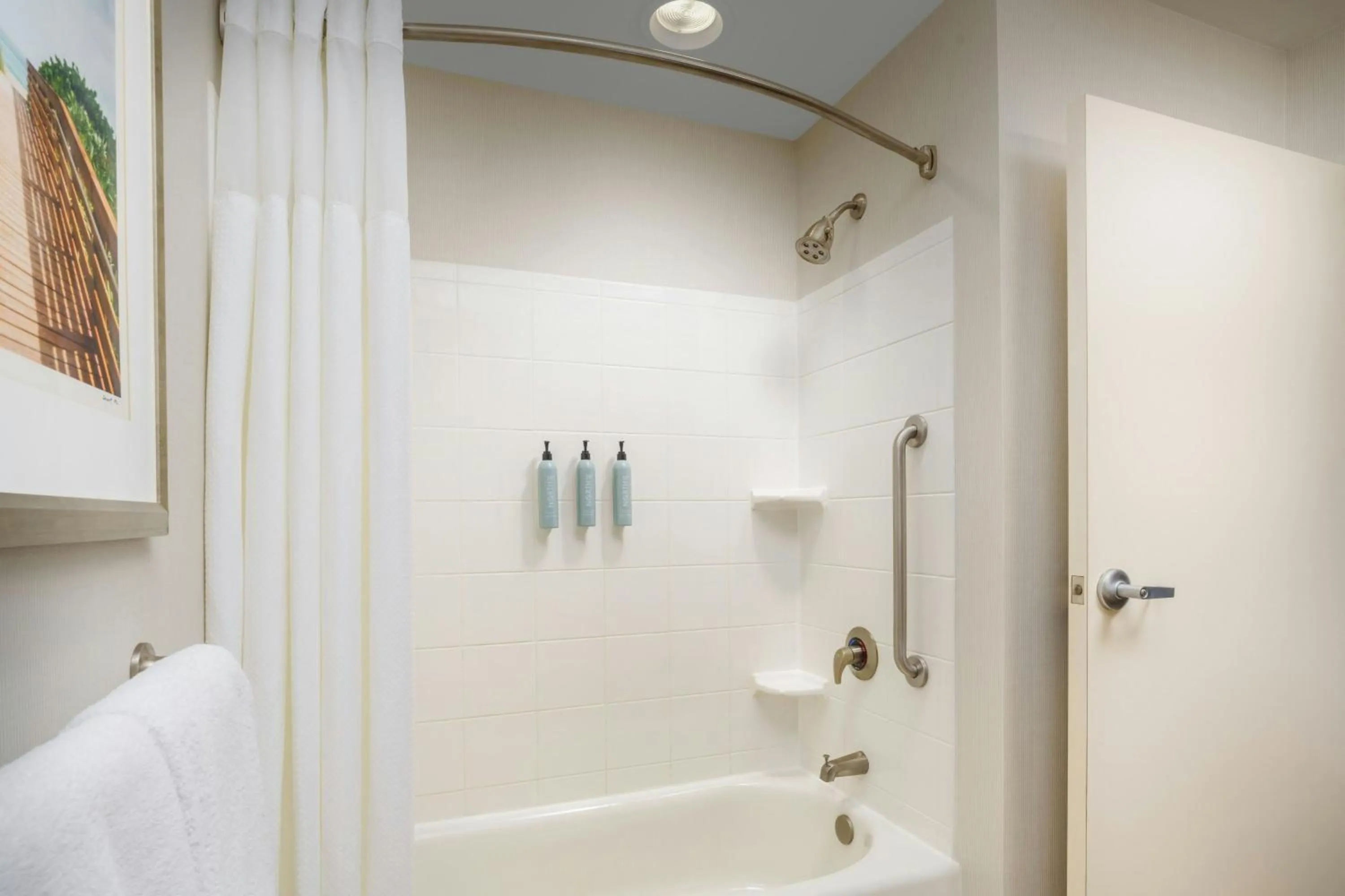 Bathroom in Courtyard by Marriott Stuart