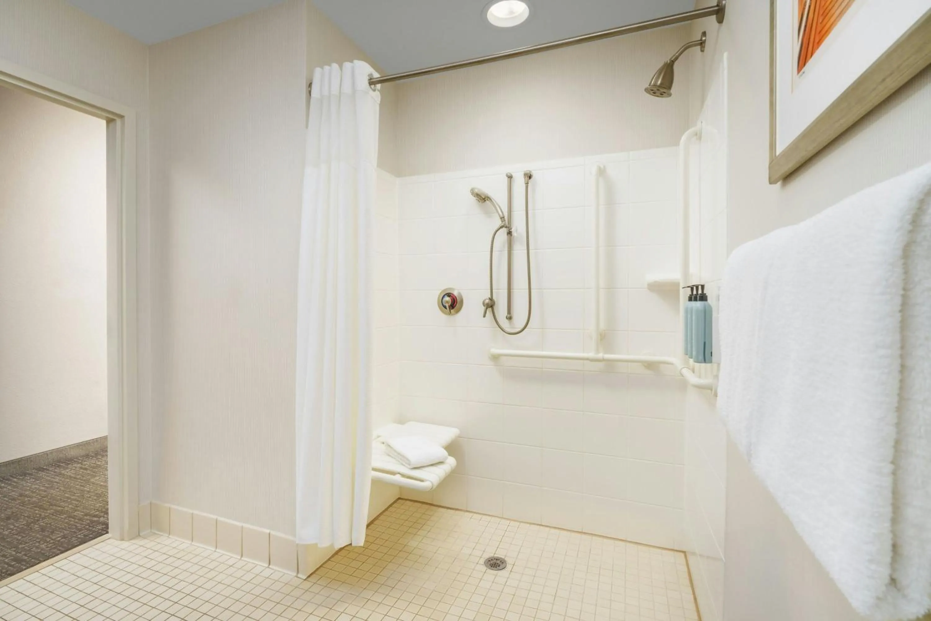 Bathroom in Courtyard by Marriott Stuart