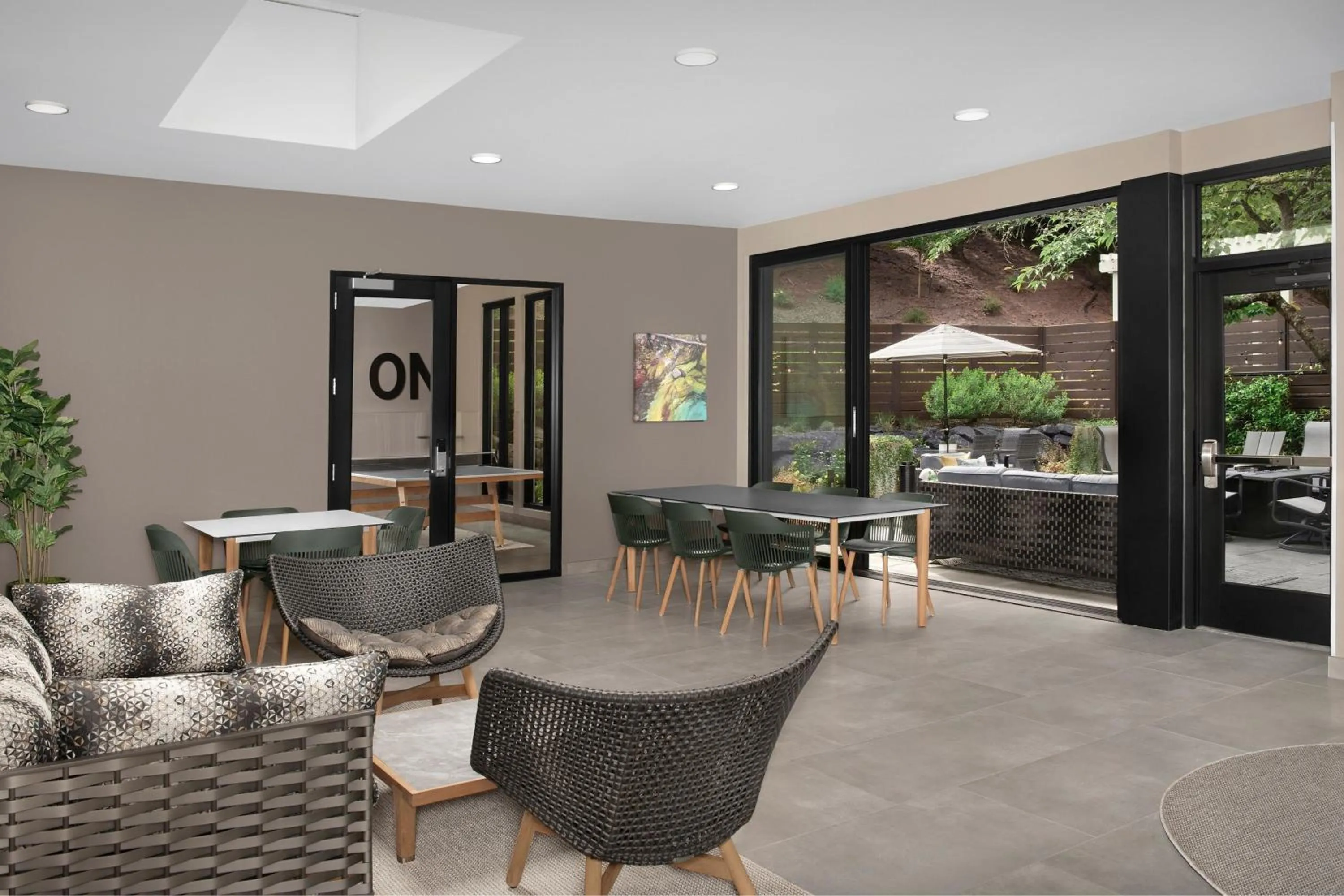 Lounge or bar in Courtyard by Marriott Portland Tigard