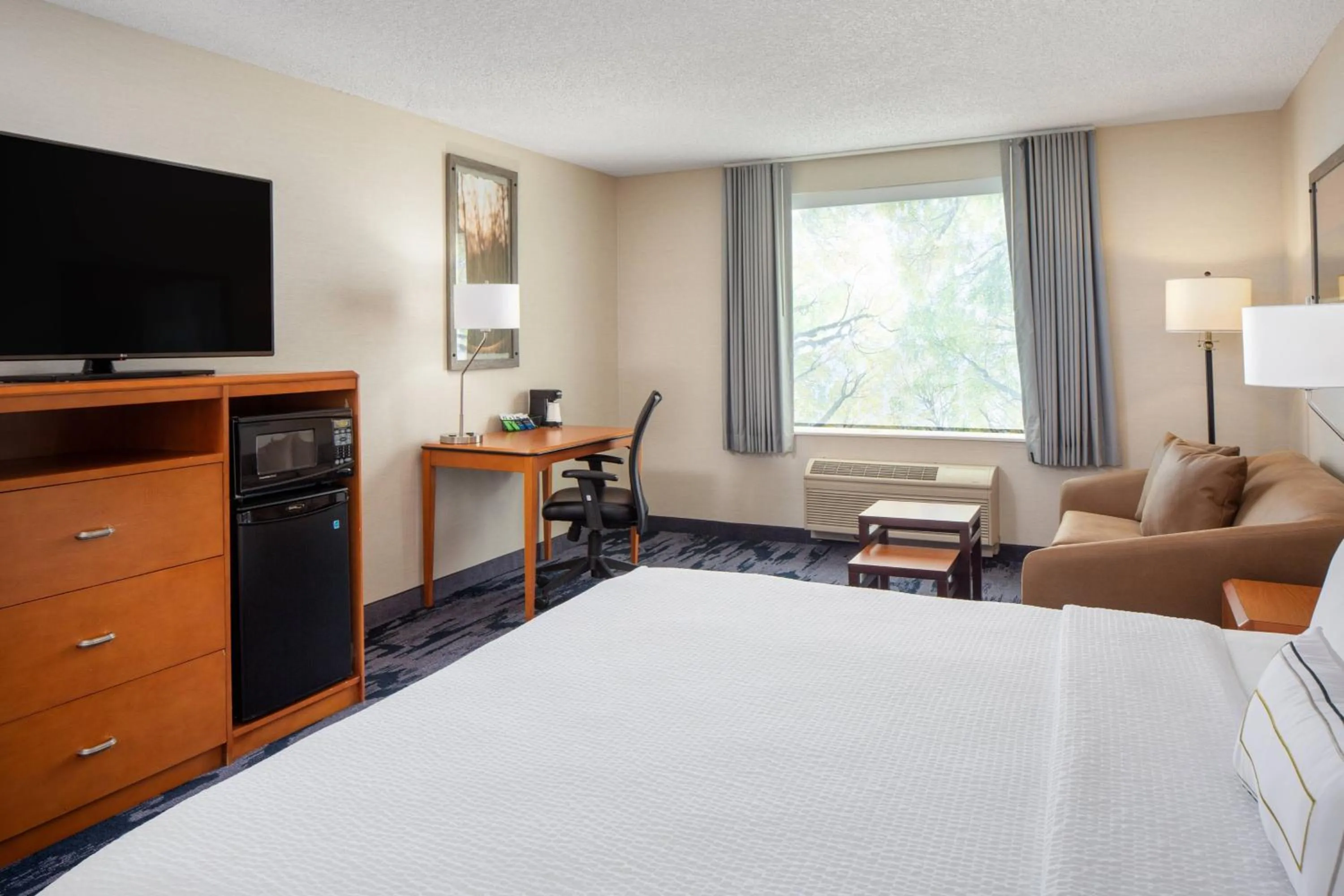 Photo of the whole room, Bed in Fairfield Inn & Suites Portland West Beaverton