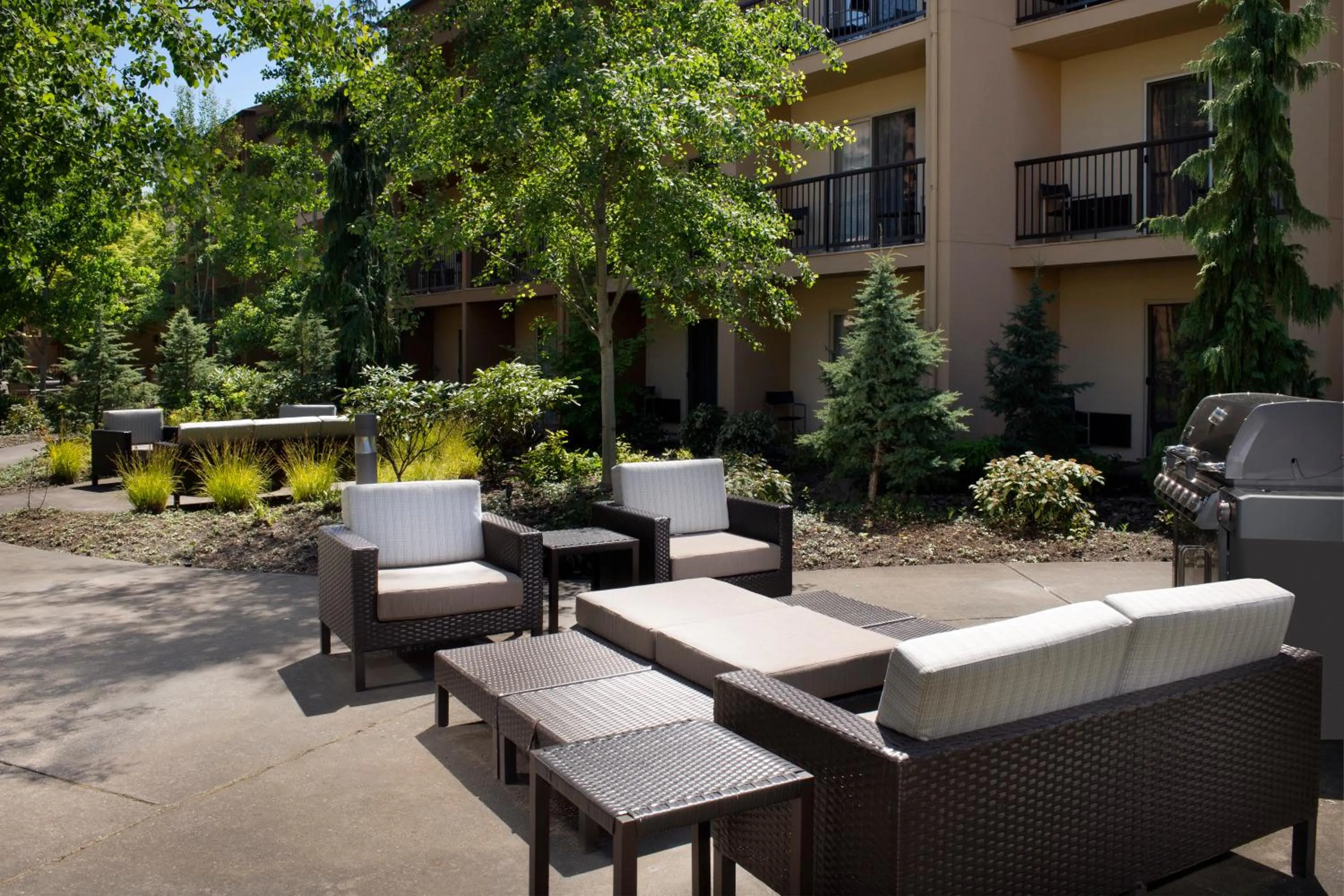 Patio in Courtyard by Marriott Portland Hillsboro