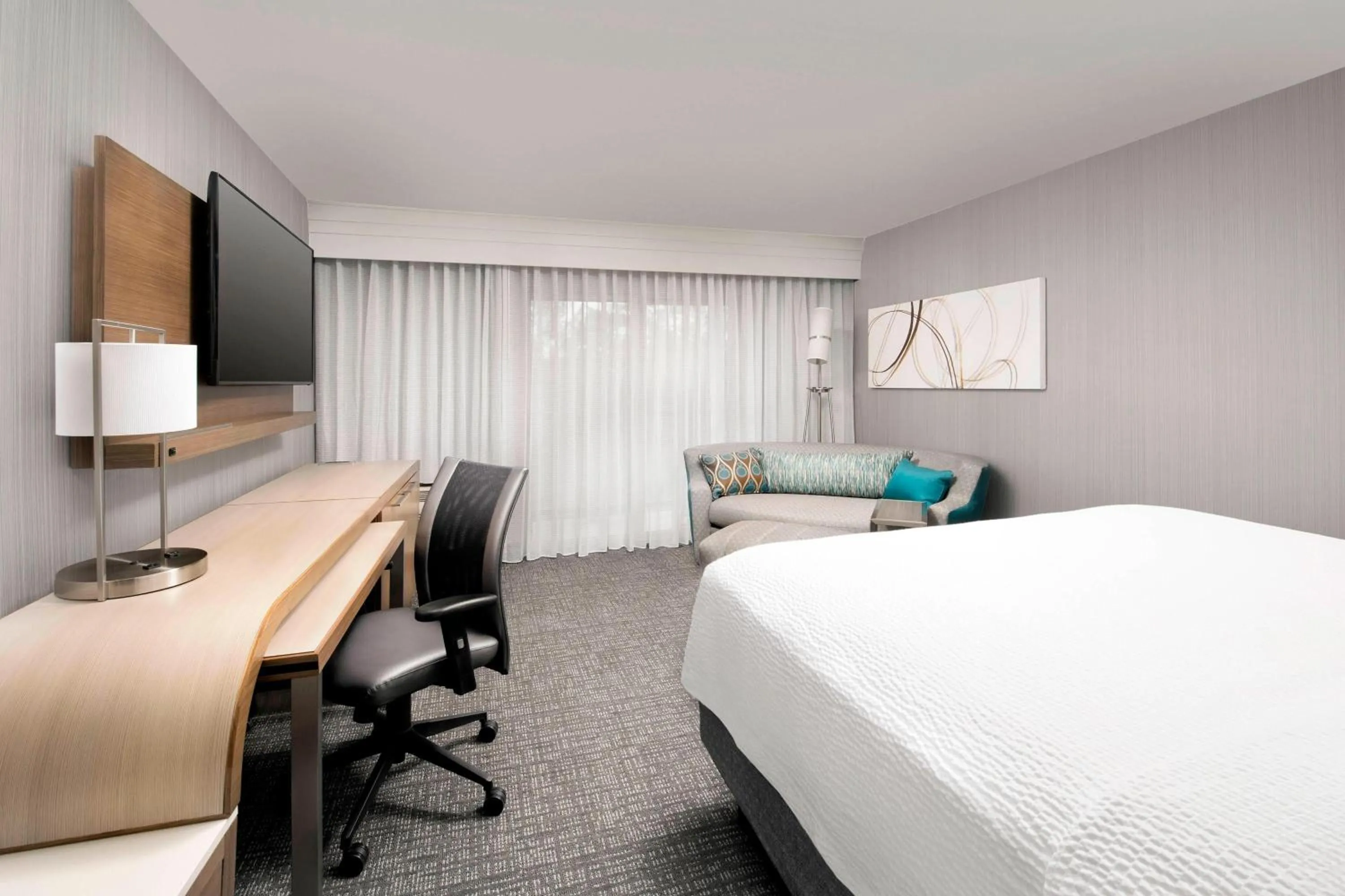 Photo of the whole room, Bed in Courtyard by Marriott Portland Hillsboro