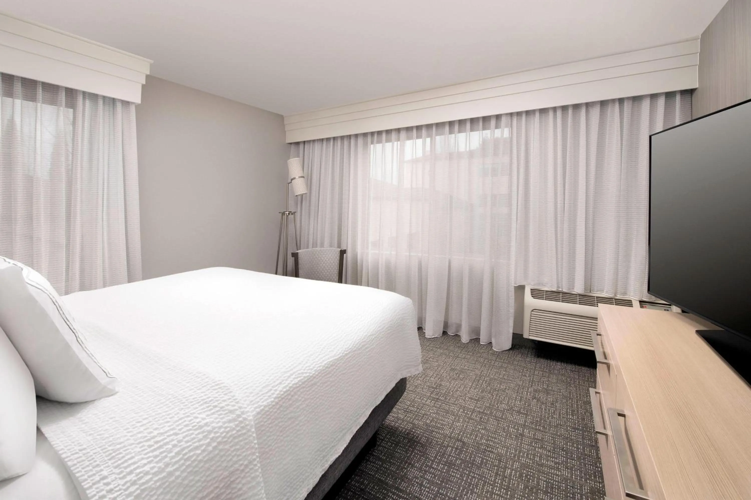 Bedroom, Bed in Courtyard by Marriott Portland Hillsboro