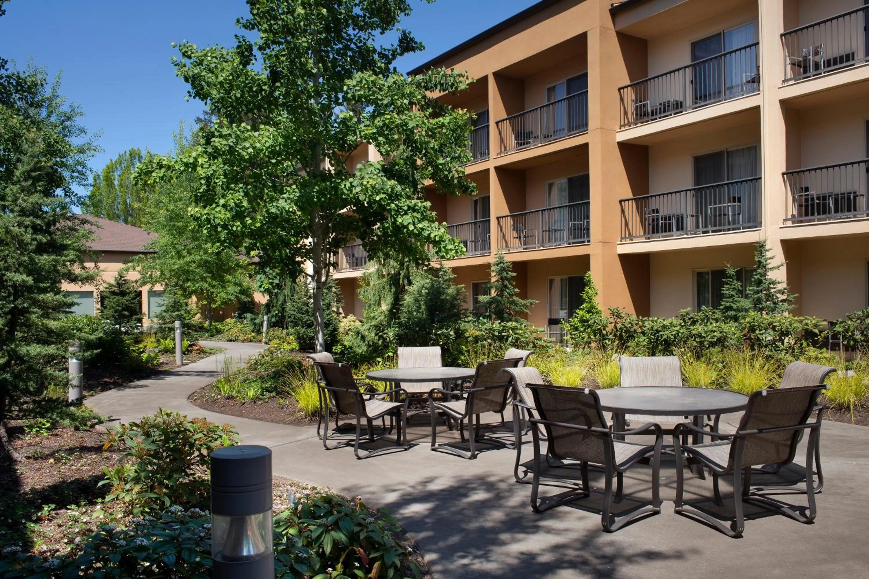 Patio in Courtyard by Marriott Portland Hillsboro