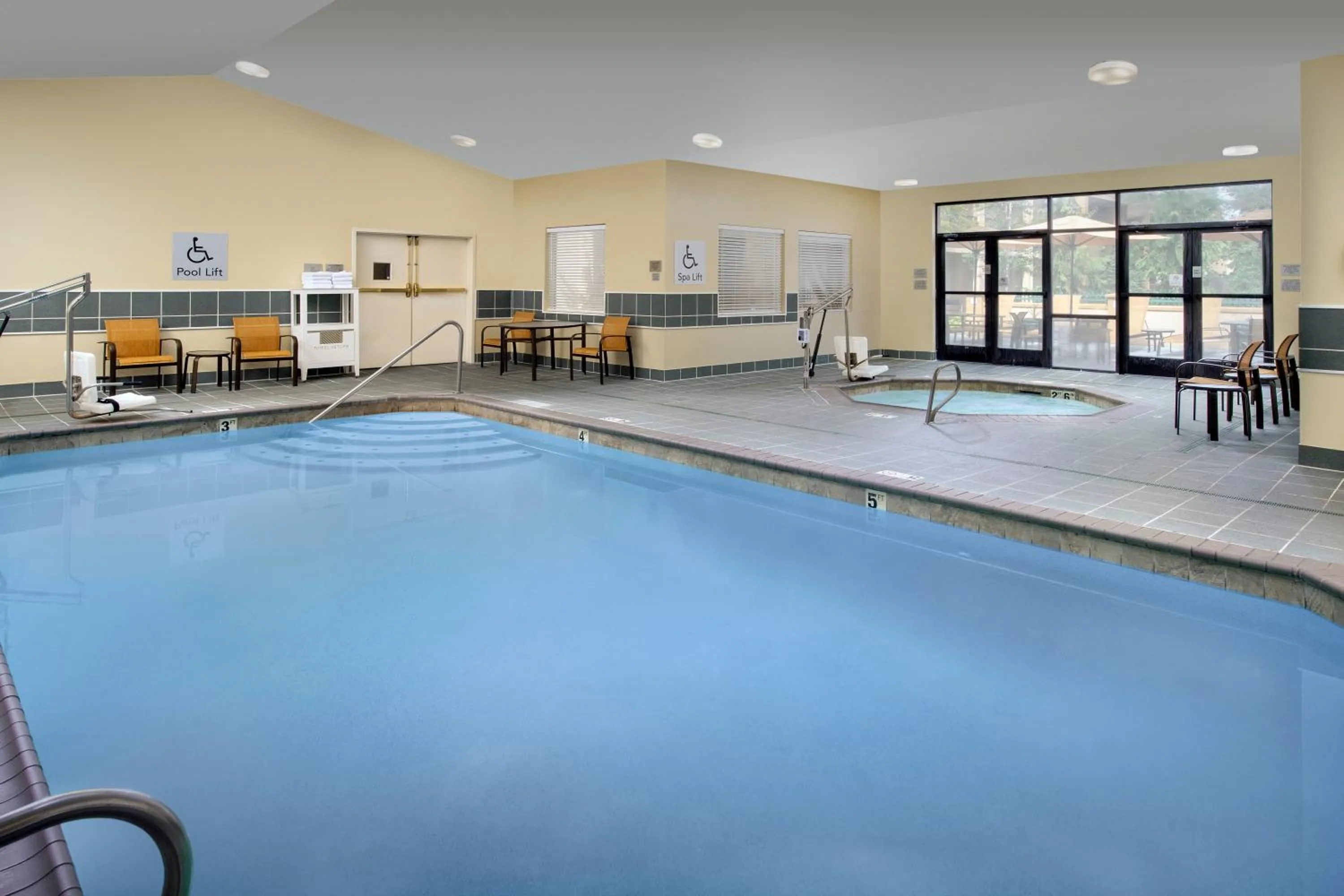 Swimming pool in Courtyard by Marriott Portland Hillsboro