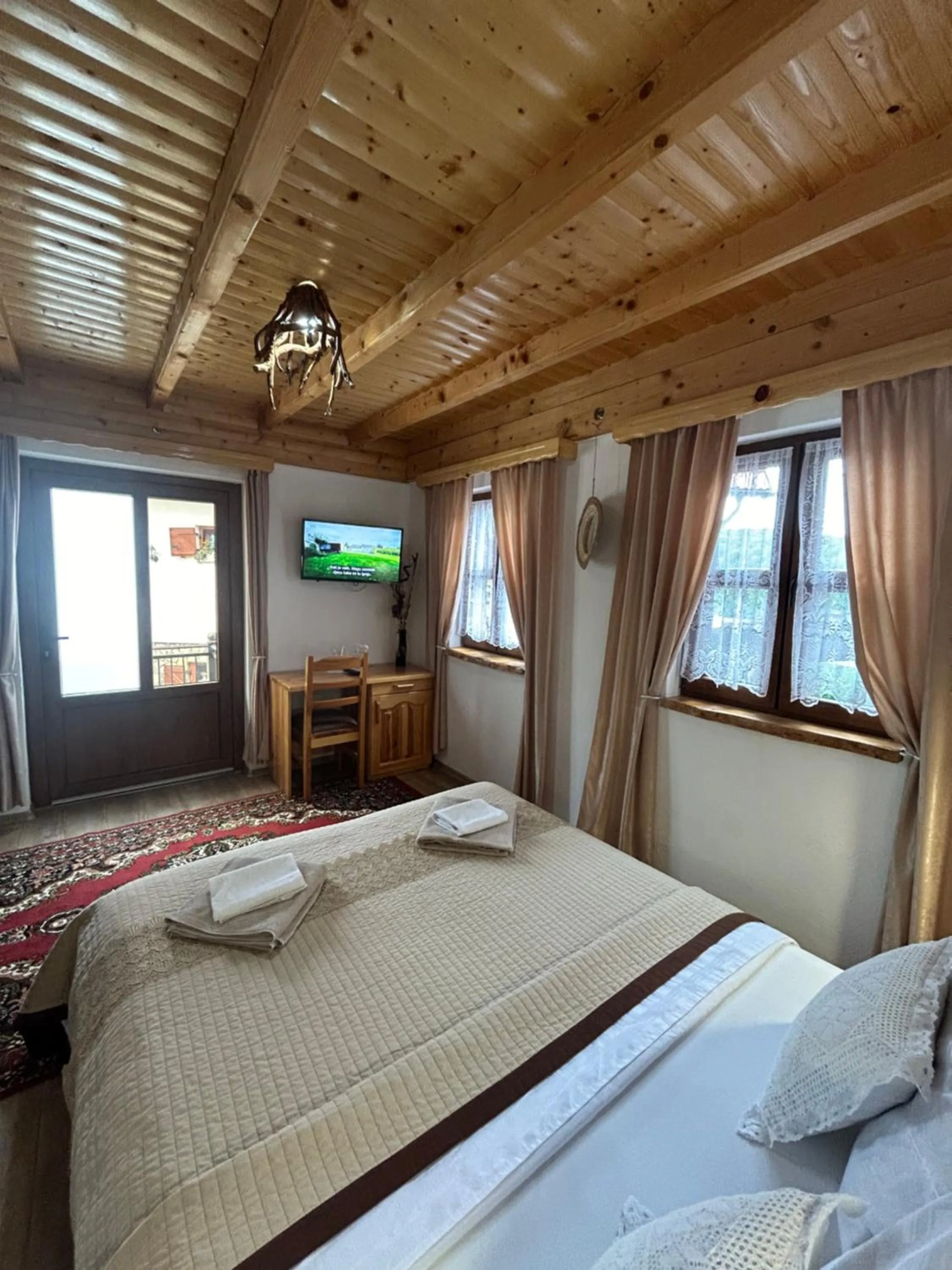 Bed in Rustic Lodge Plitvice