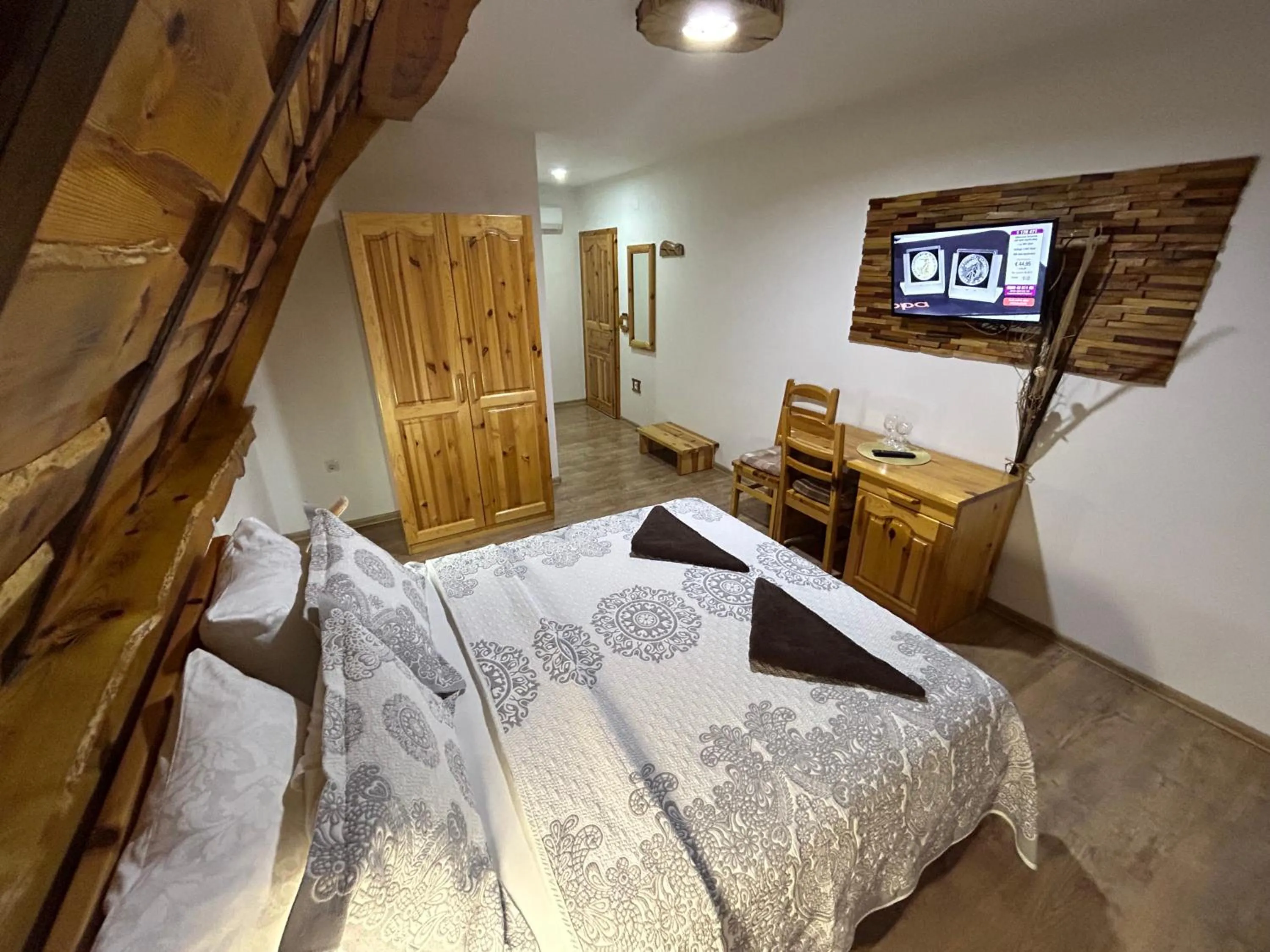 Bed in Rustic Lodge Plitvice