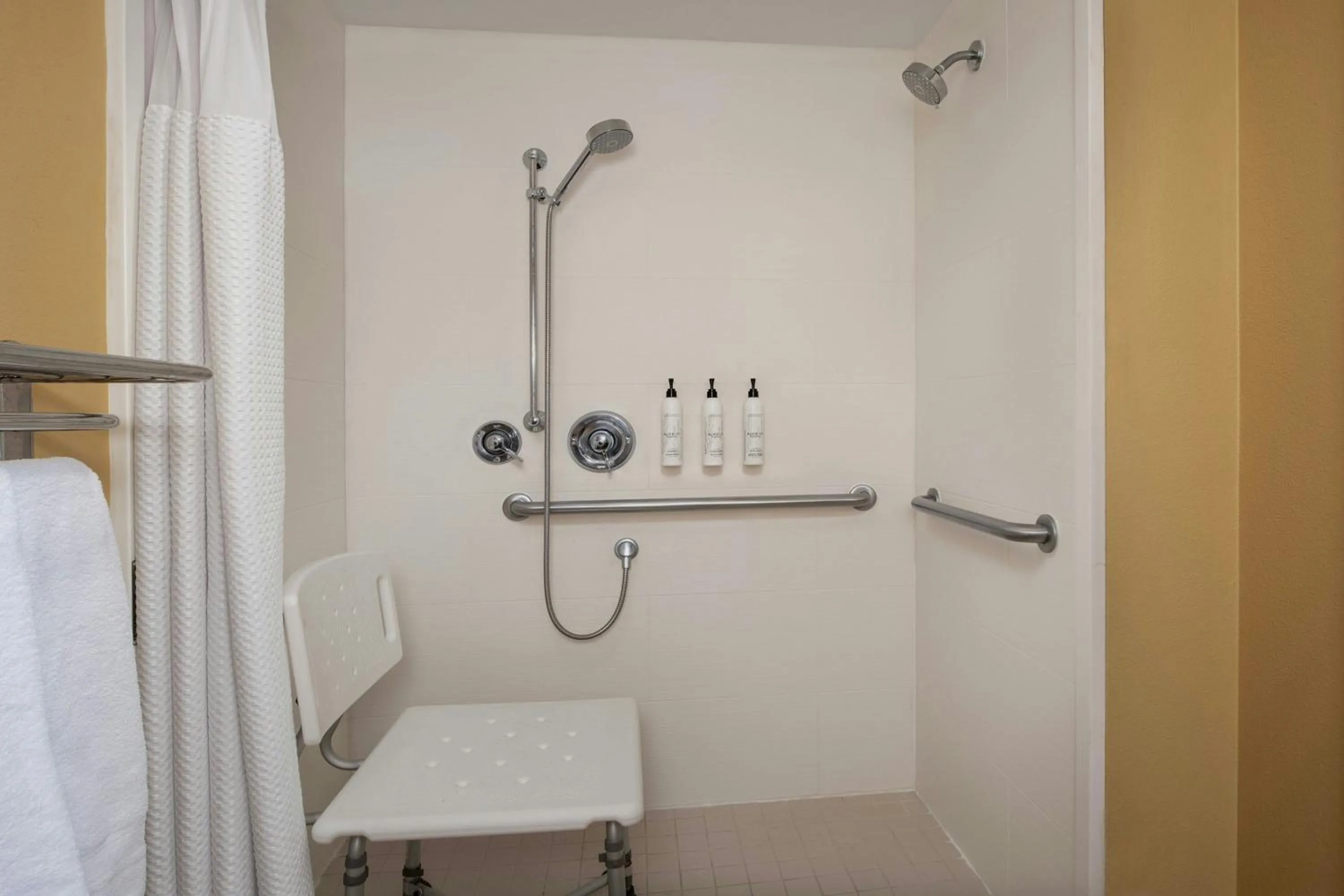 Bathroom in TownePlace Suites by Marriott Portland Hillsboro