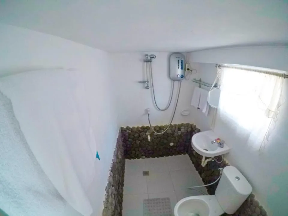 Shower in Bintana Sa Paraiso