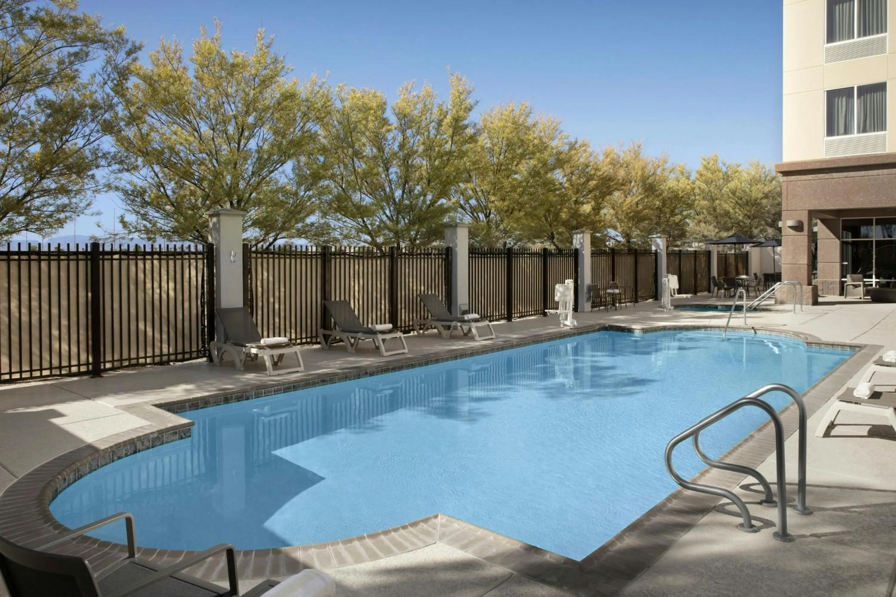 Swimming pool in Fairfield Inn and Suites Phoenix Chandler Fashion Center