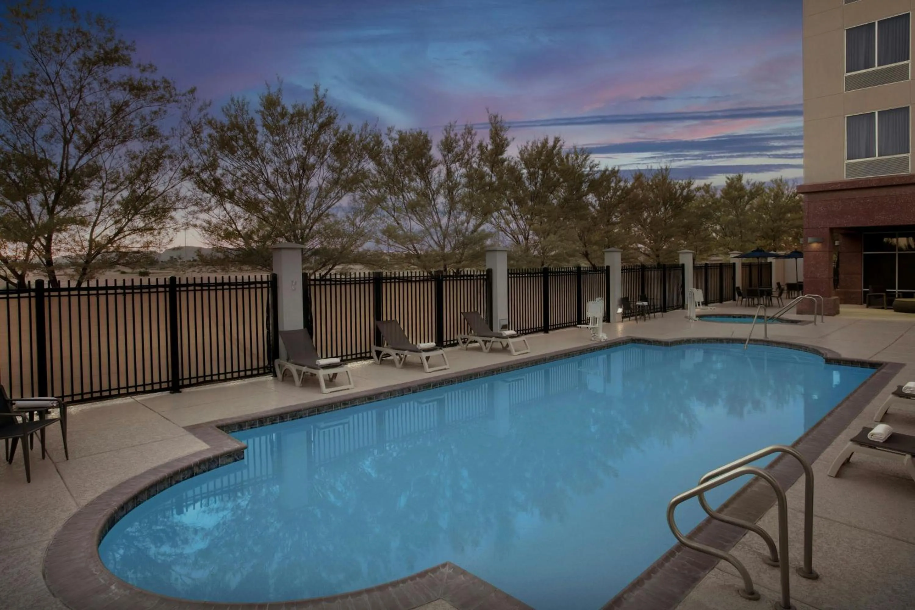 Swimming pool in Fairfield Inn and Suites Phoenix Chandler Fashion Center