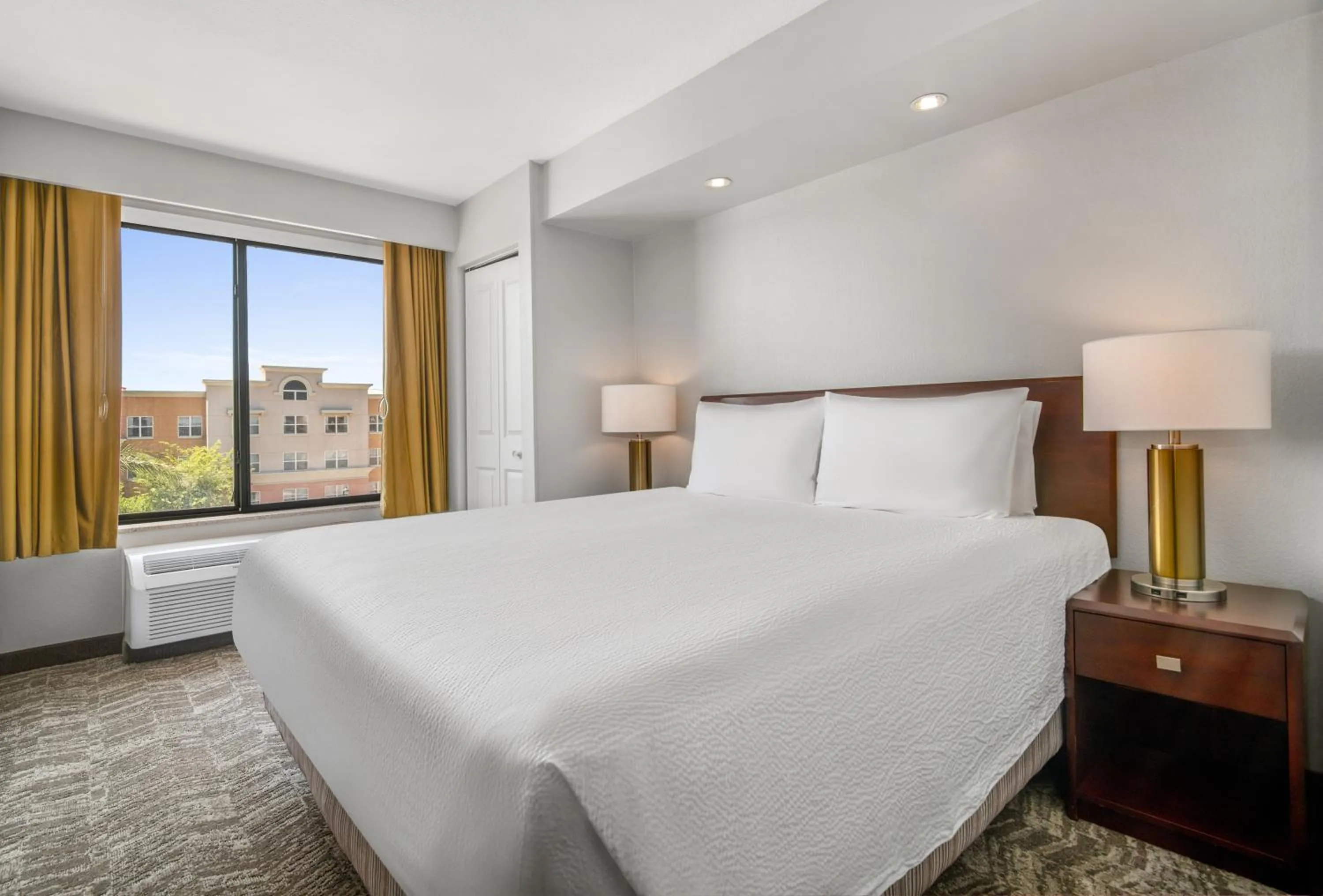 Bed in SpringHill Suites Phoenix Glendale Sports & Entertainment District