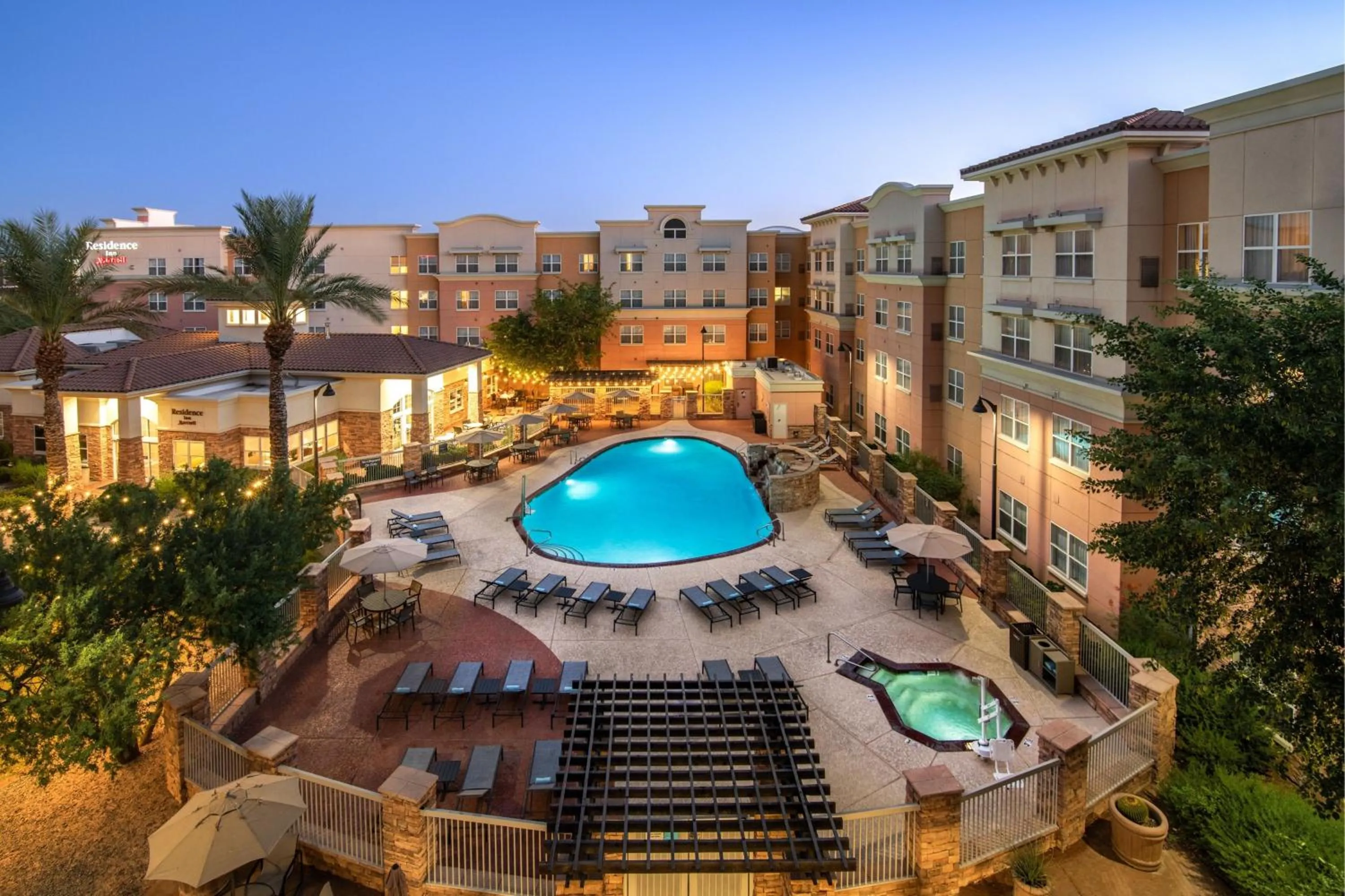 Swimming pool in SpringHill Suites Phoenix Glendale Sports & Entertainment District