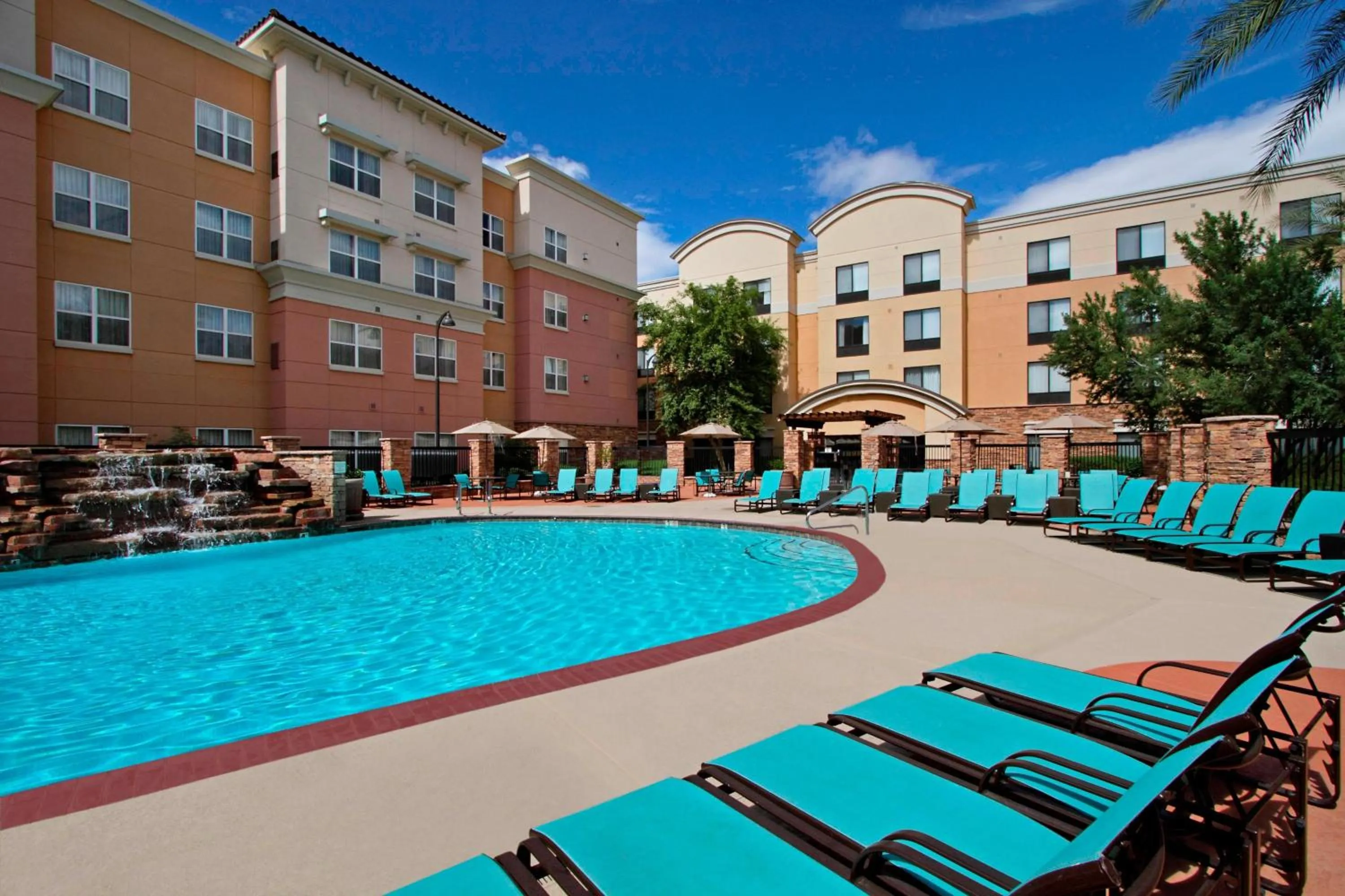 Swimming pool in Residence Inn Phoenix Glendale Sports & Entertainment District