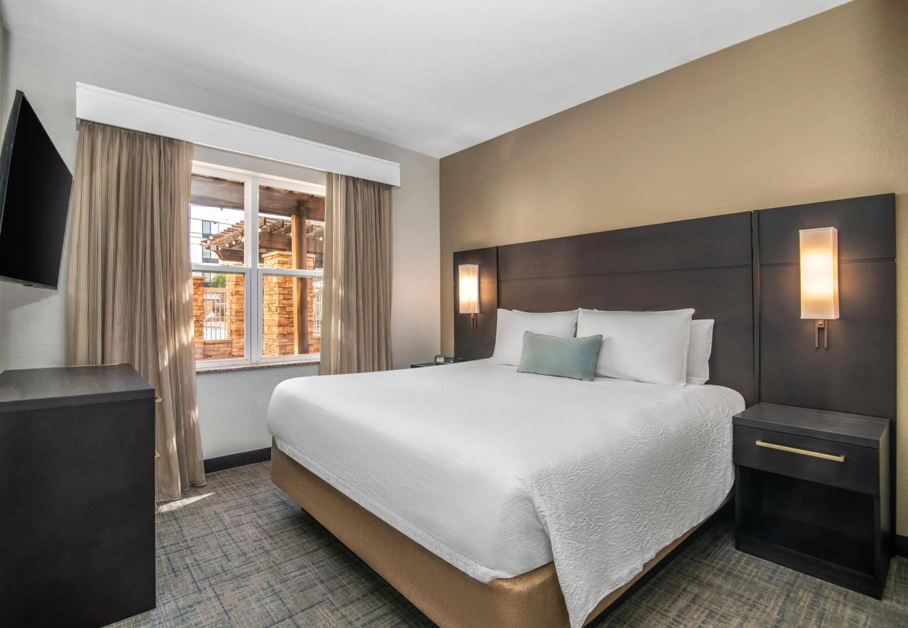 Bed in Residence Inn Phoenix Glendale Sports & Entertainment District