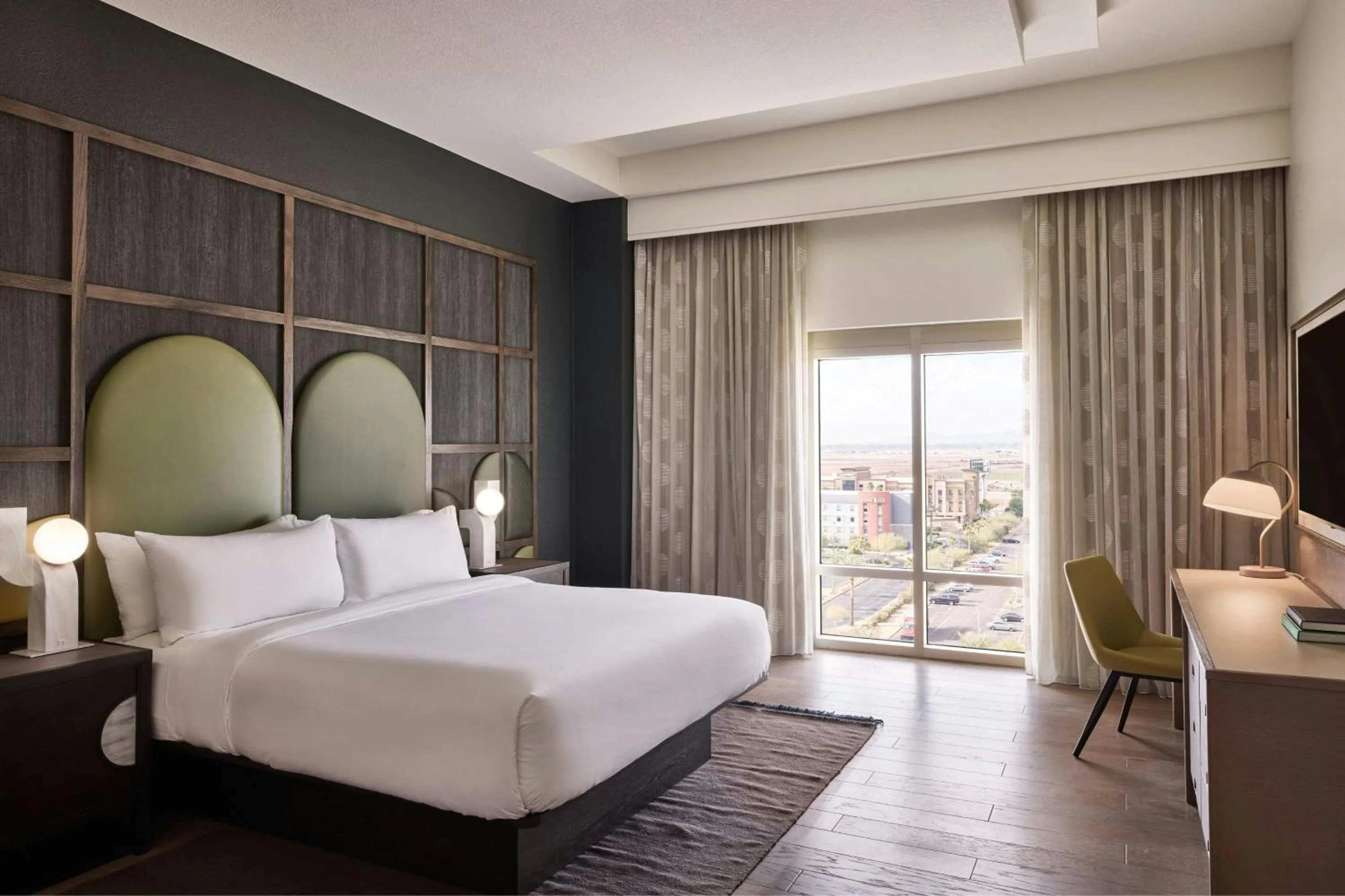 Photo of the whole room, Bed in Renaissance Phoenix Glendale Hotel & Conference Center