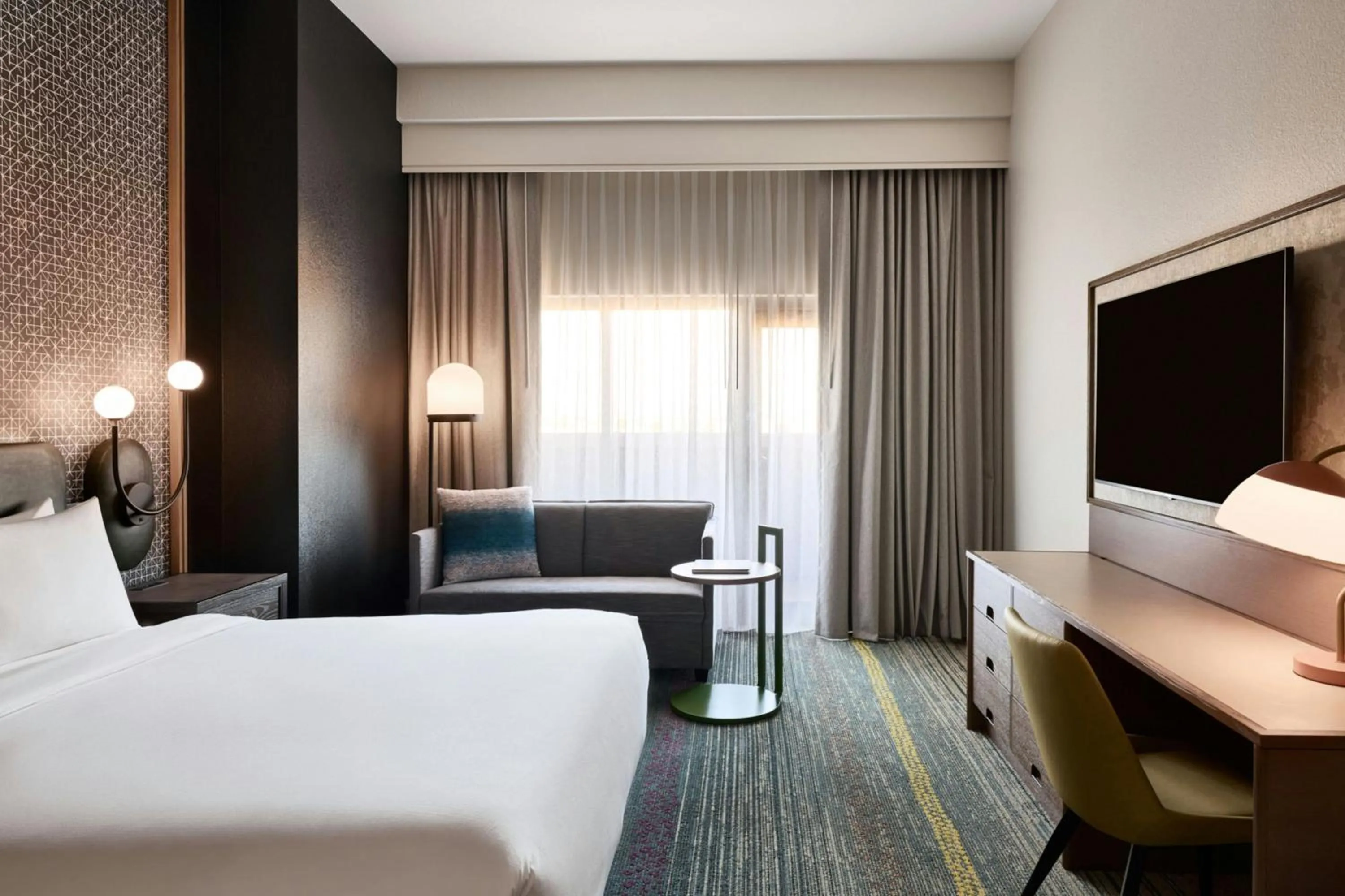 Photo of the whole room, Bed in Renaissance Phoenix Glendale Hotel & Conference Center