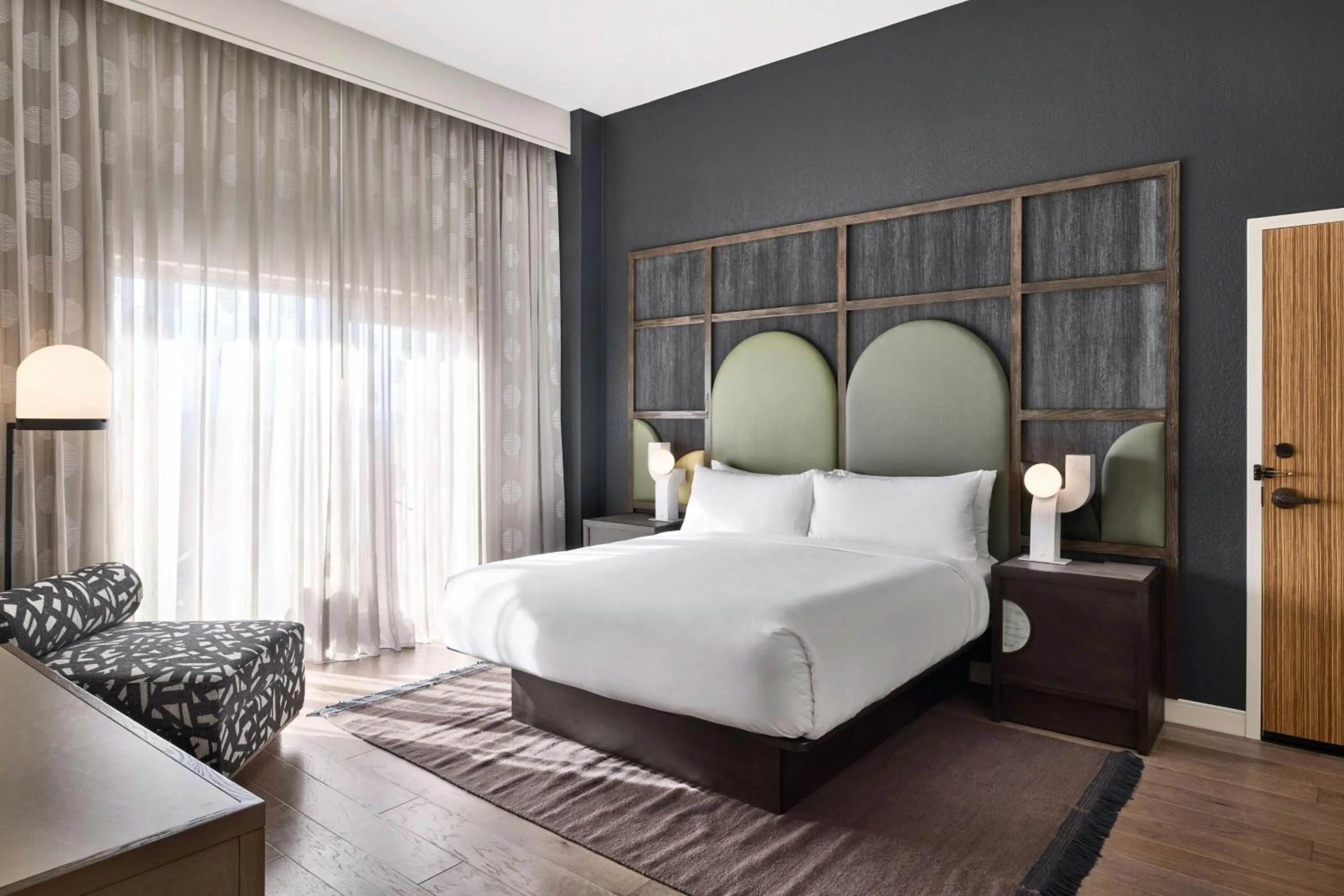 Photo of the whole room, Bed in Renaissance Phoenix Glendale Hotel & Conference Center